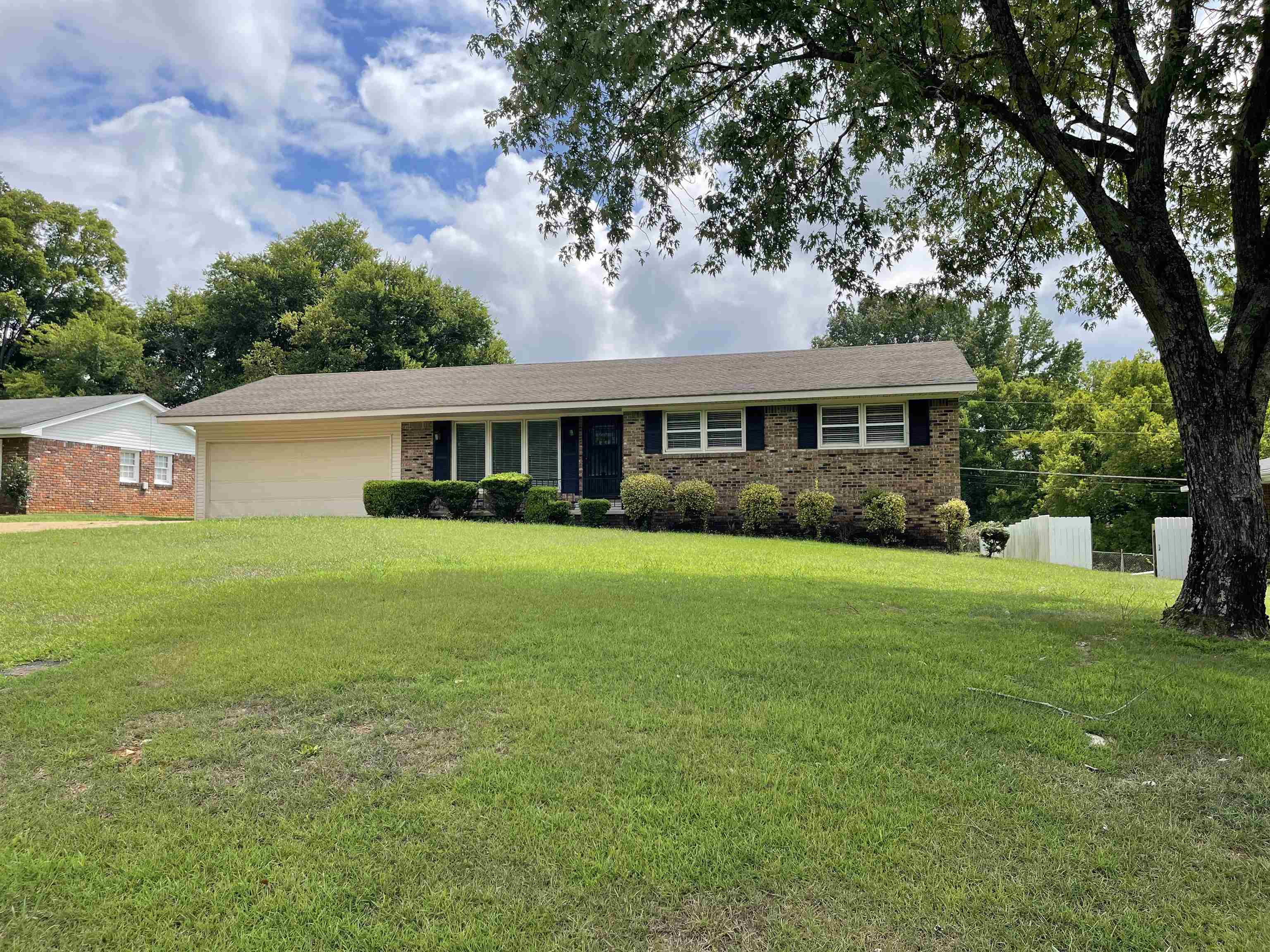 421 E Lakeside Dr, Florence, AL 35630 — photo 2