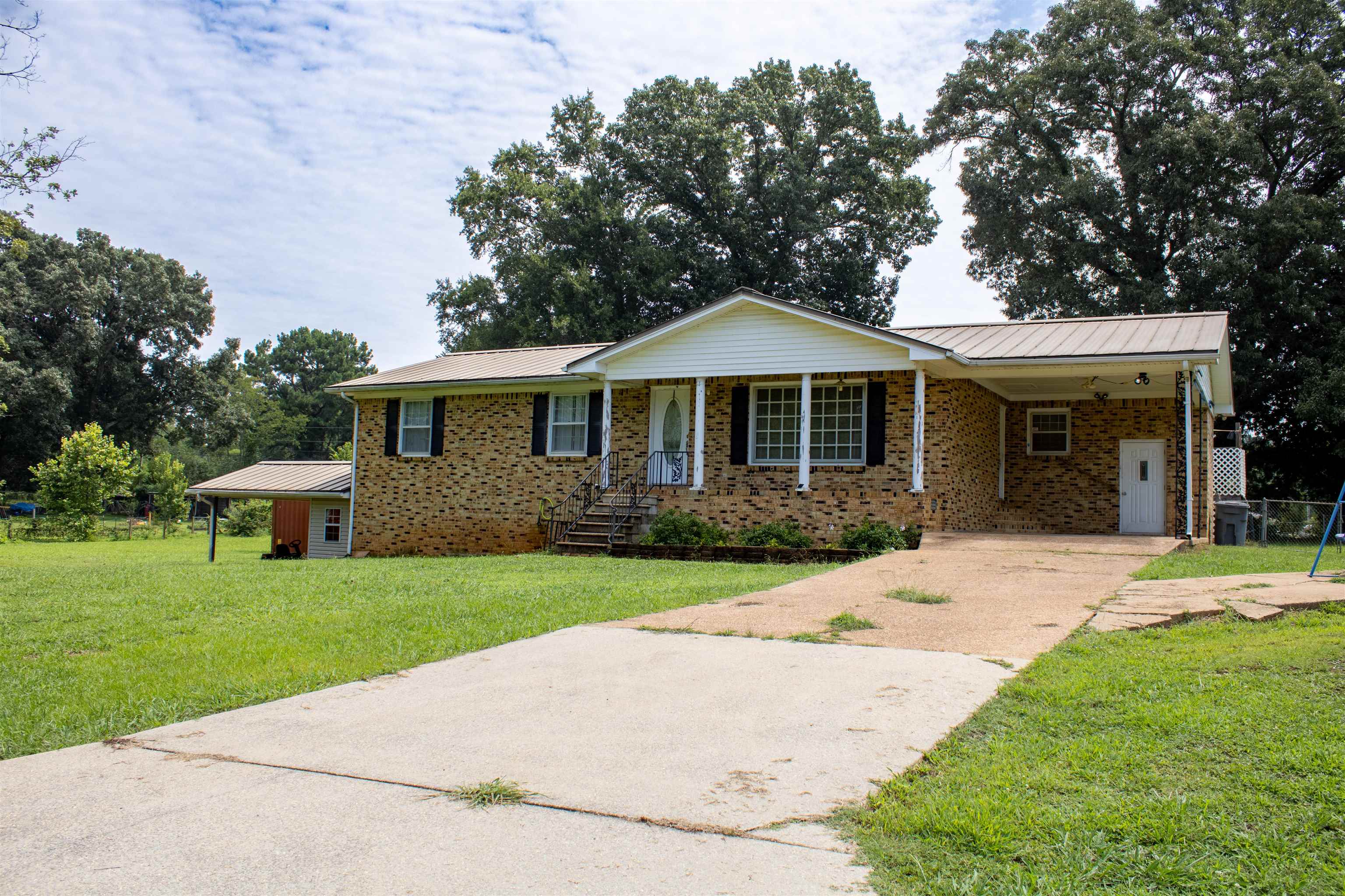 166 Montclair Dr, Killen, AL 35645 — photo 2