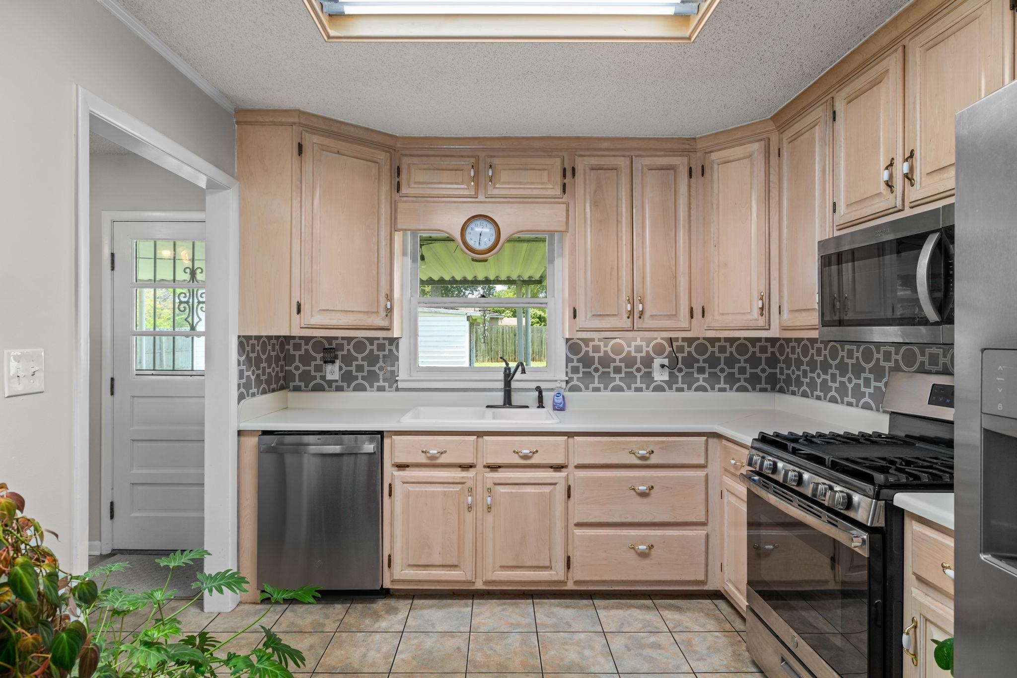 1402 Windsor Dr, Tuscumbia, AL 35674 — photo 5