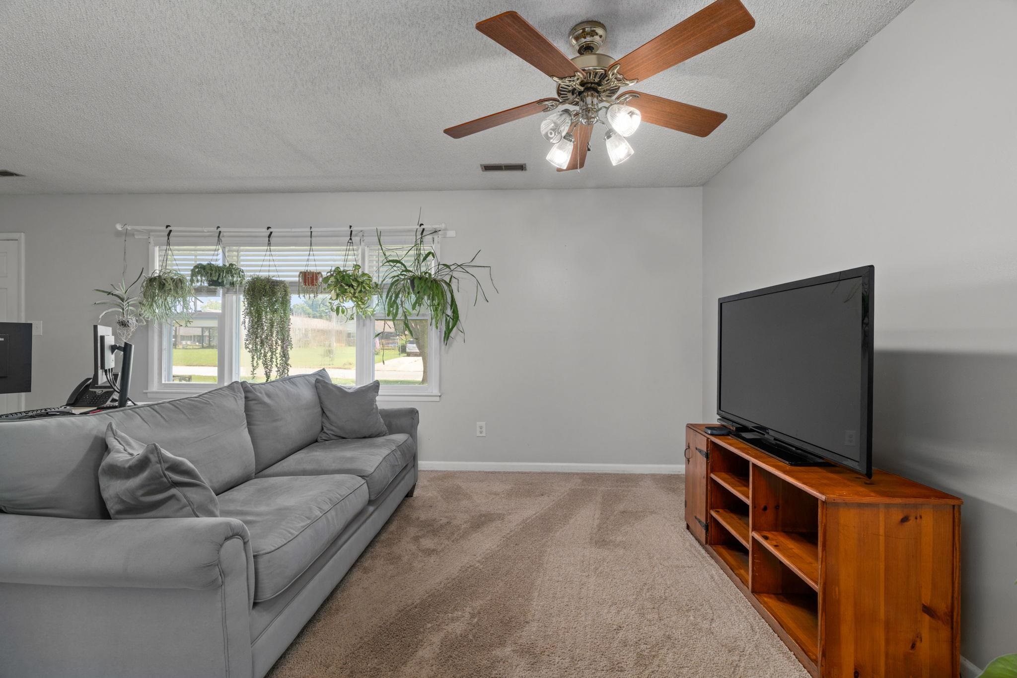 1402 Windsor Dr, Tuscumbia, AL 35674 — photo 9