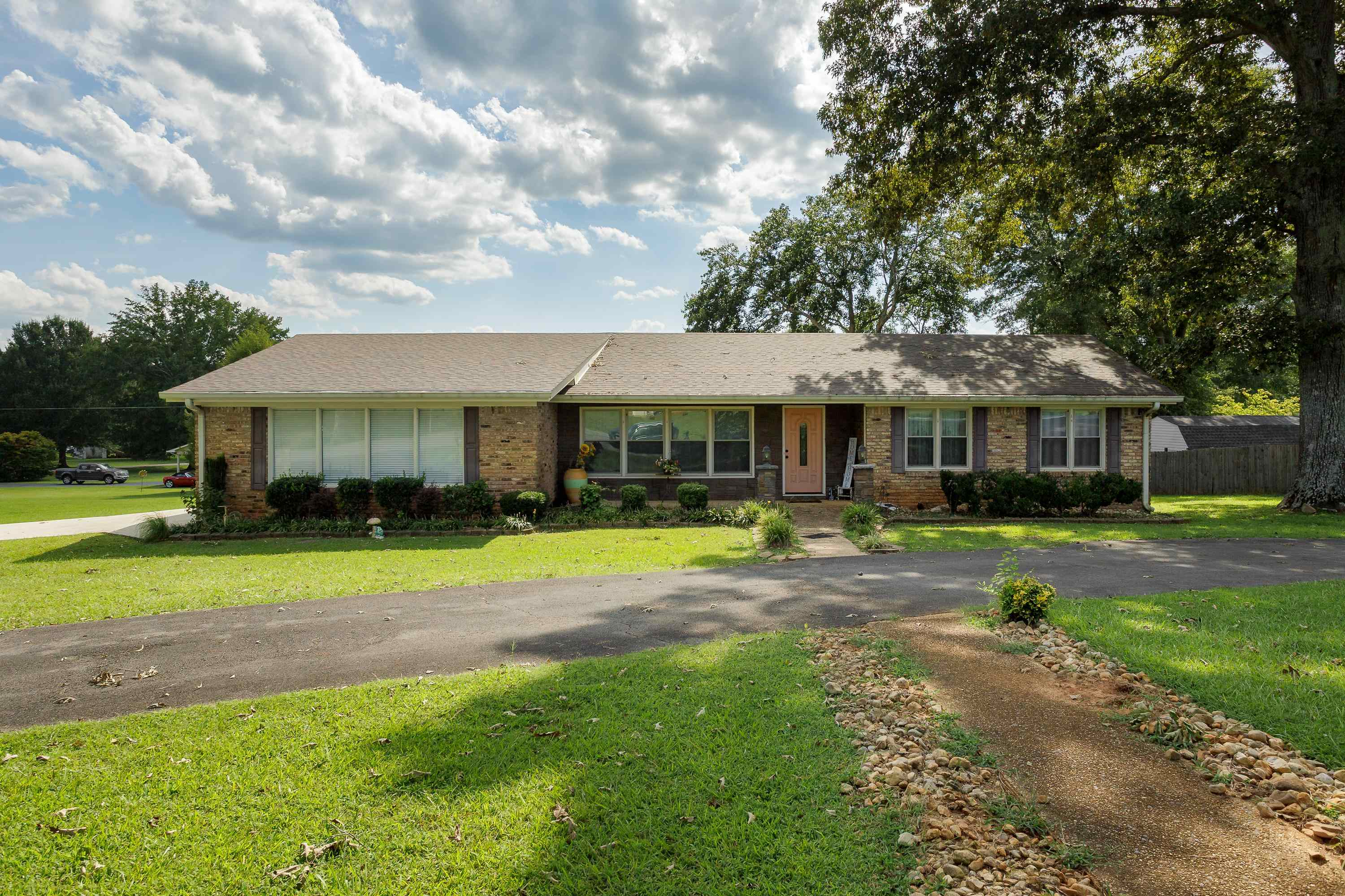 158 Duncan Dr, Russellville, AL 35654 — photo 1