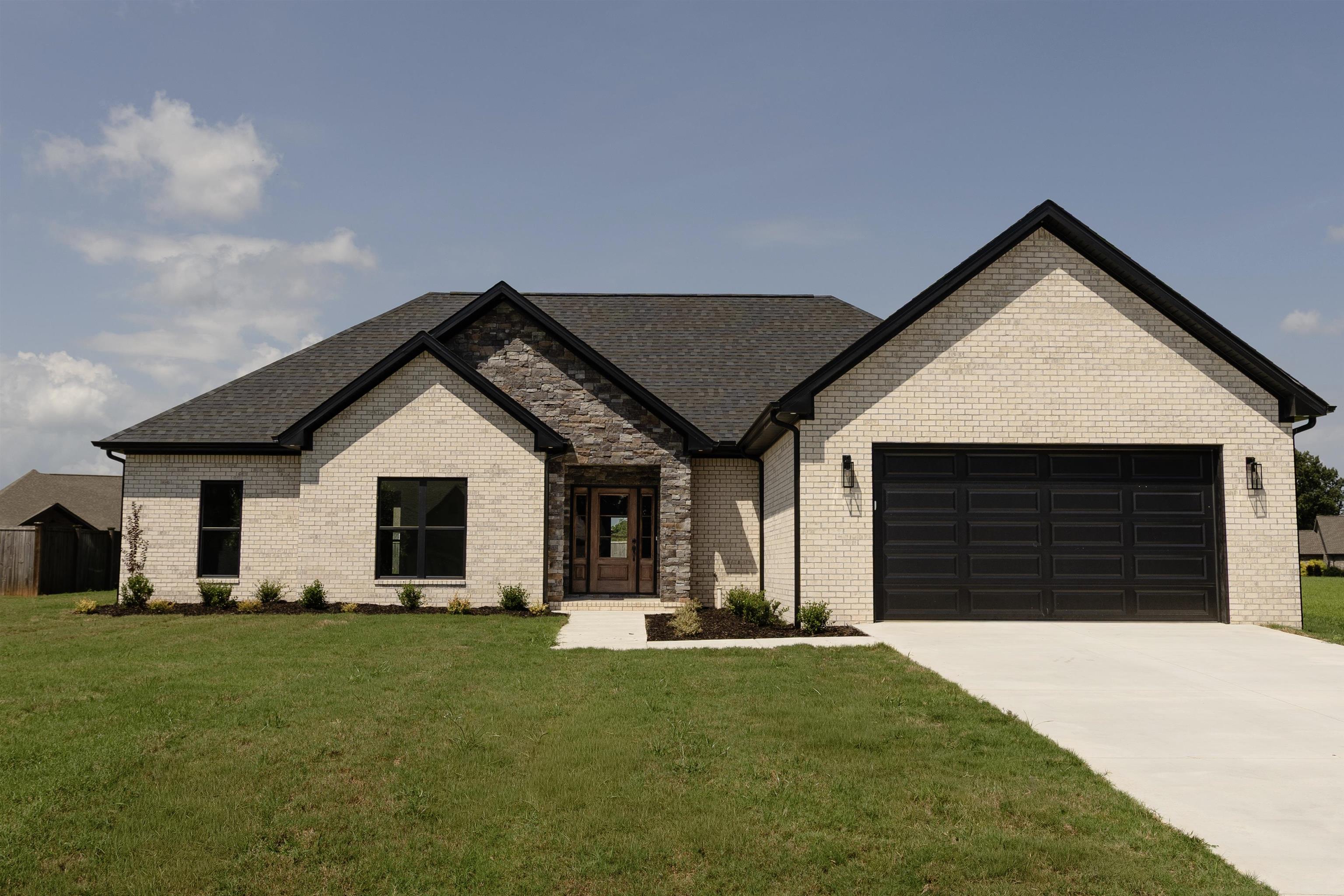 195 Rockwood Dr, Tuscumbia, AL 35674 — photo 1