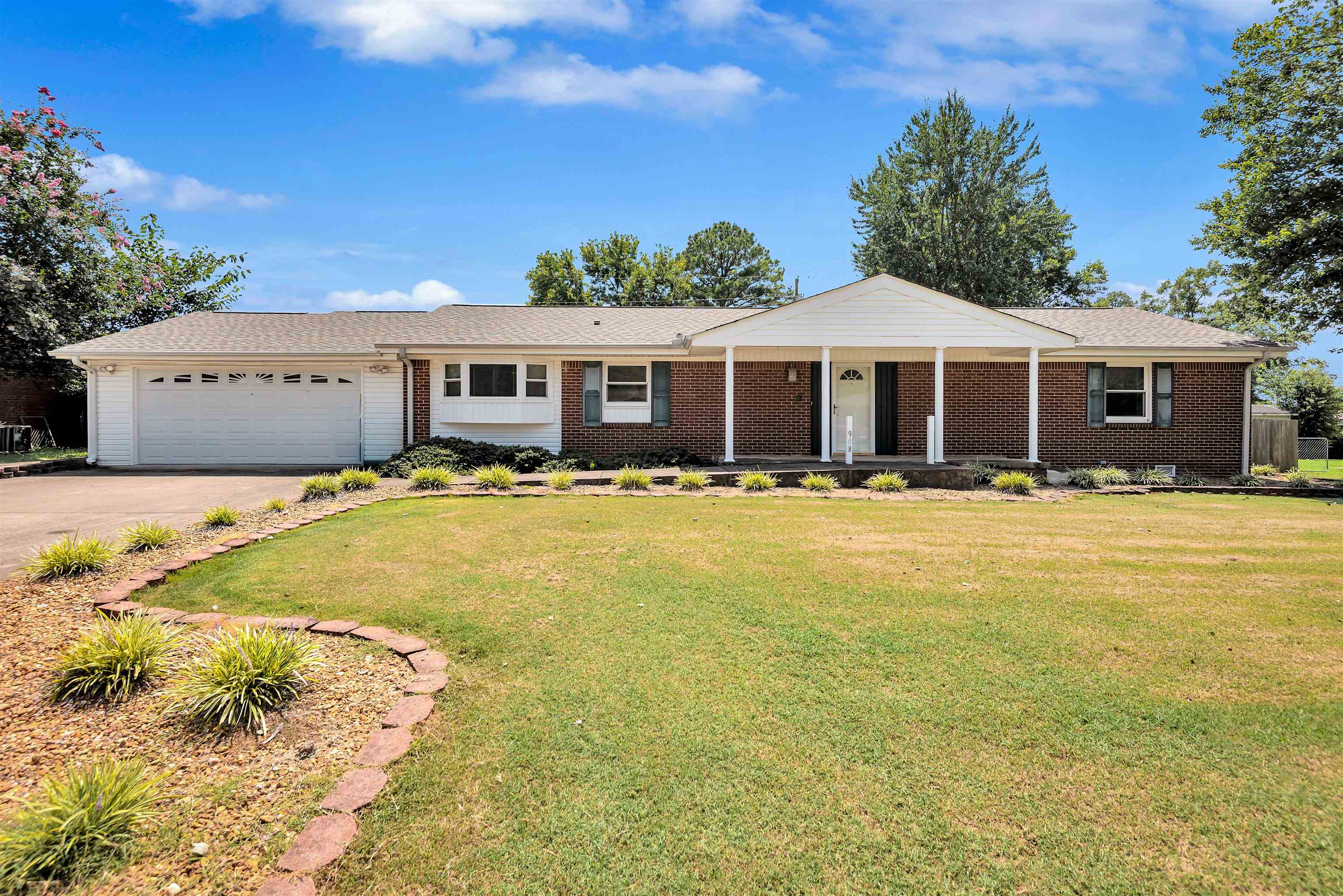 908 Davison Ave, Muscle Shoals, AL 35661 — photo 1