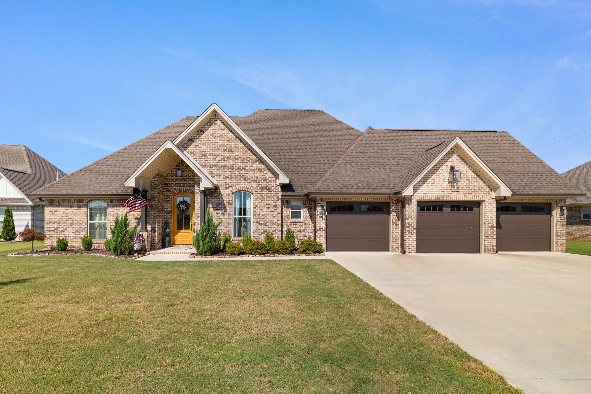 195 Wynchase Dr, Muscle Shoals, AL 35661 — photo 1