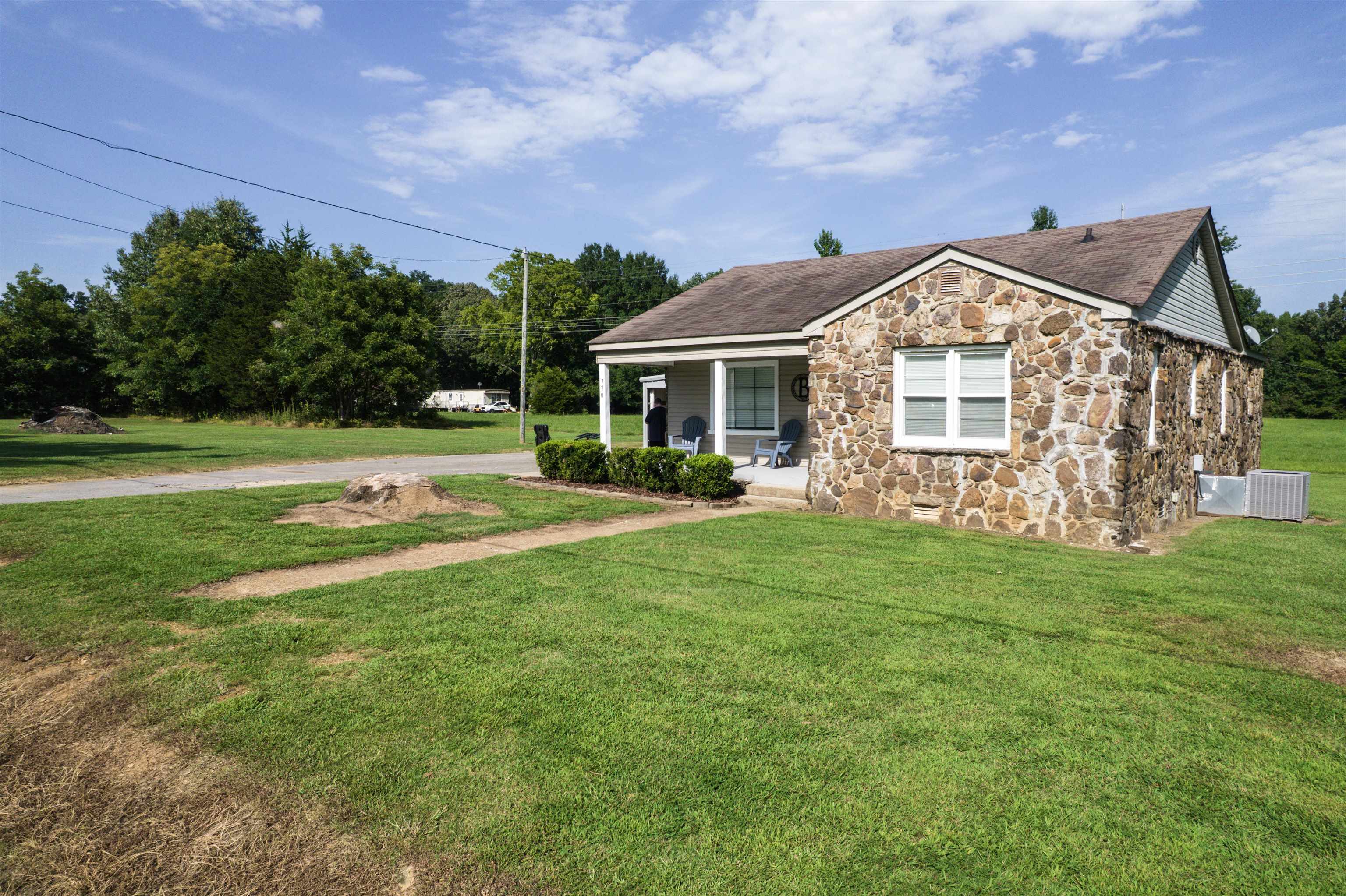 770 Smith Ln, Tuscumbia, AL 35674 — photo 4