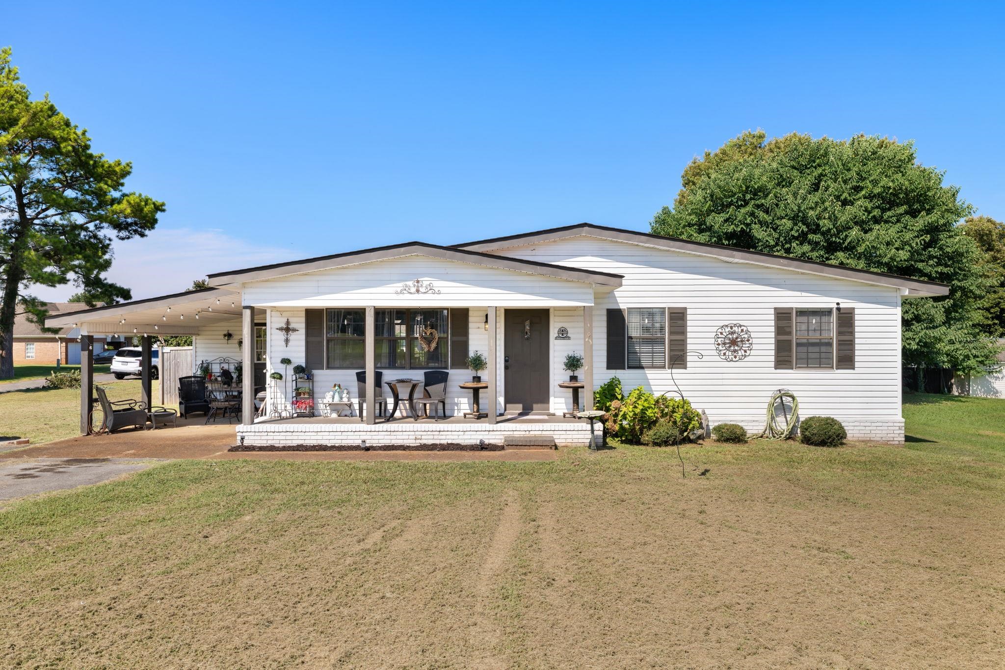 304 S Gusmus Ave, Muscle Shoals, AL 35661 — photo 1