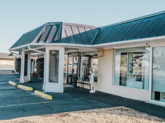 713 Woodward Ave, Muscle Shoals, AL 35661 — photo 1