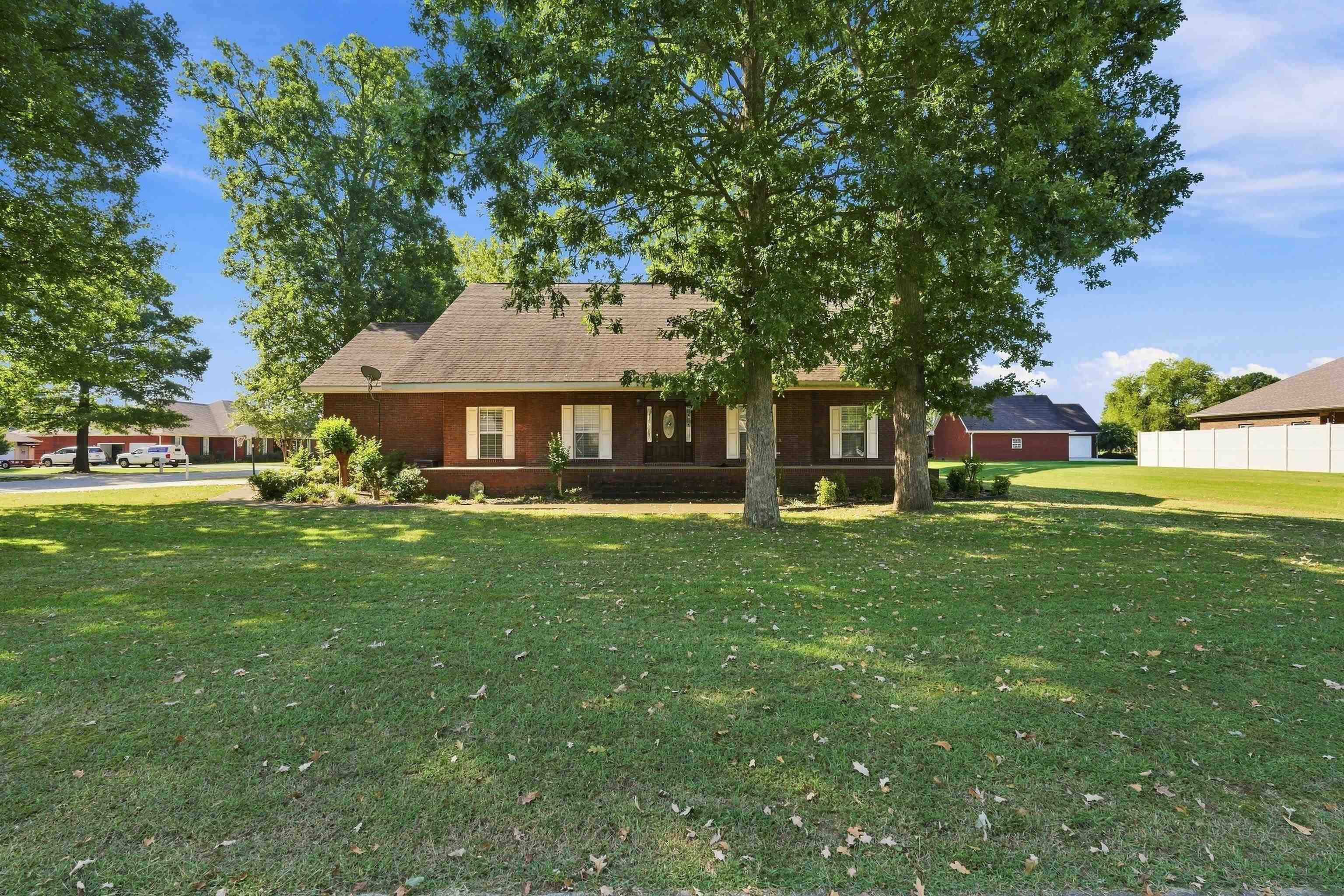 693 Brandon Dr, Muscle Shoals, AL 35661 — photo 1