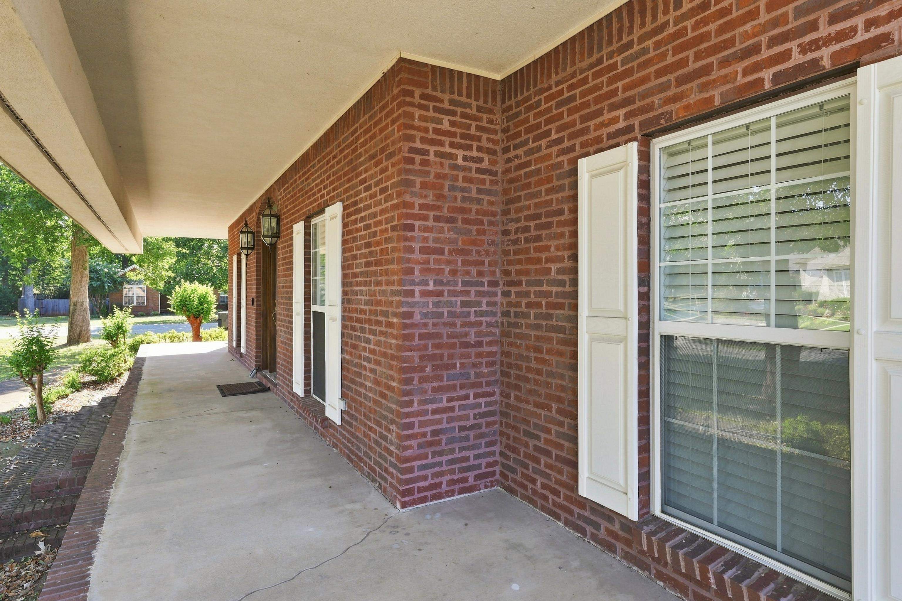 693 Brandon Dr, Muscle Shoals, AL 35661 — photo 2