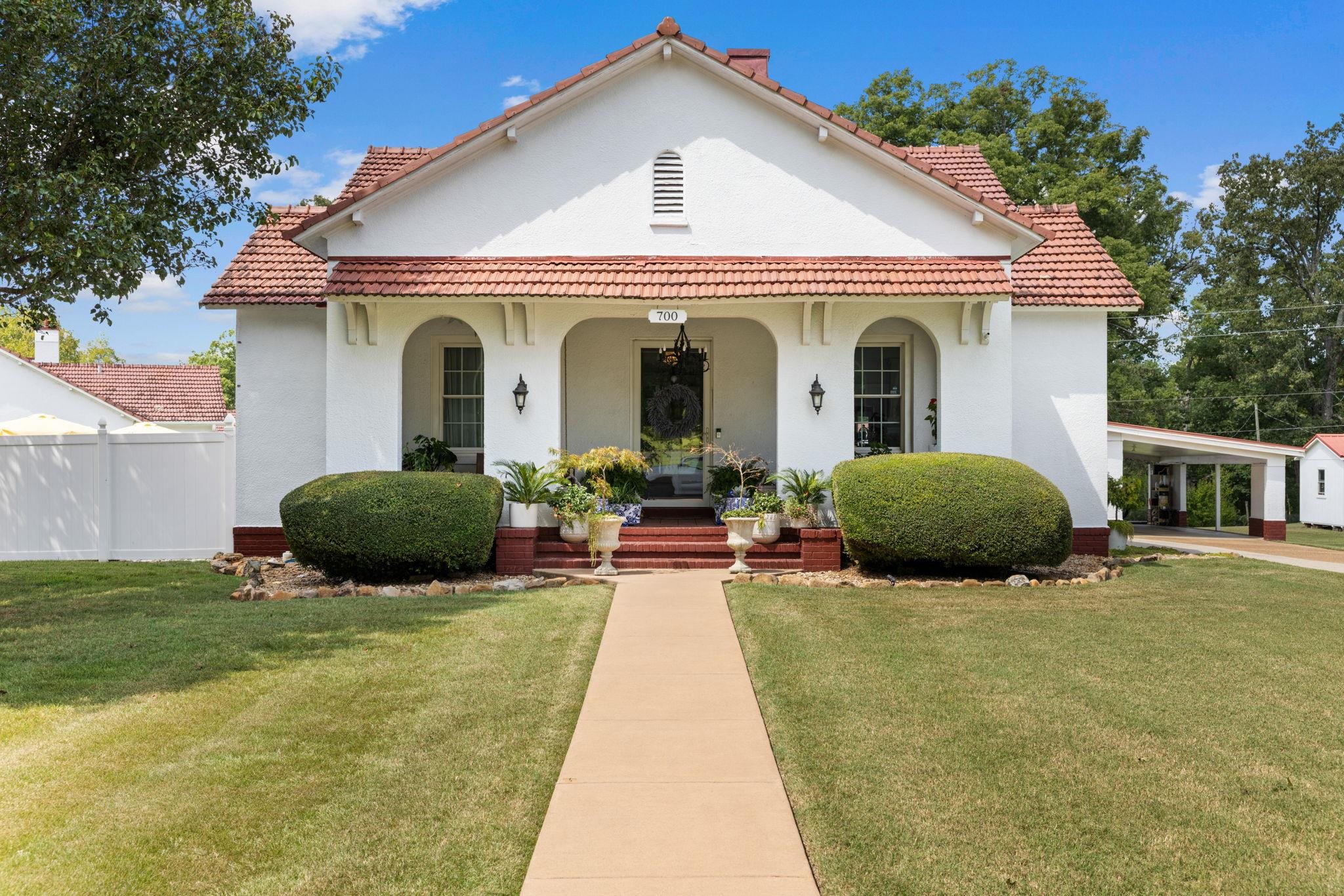 700 Wilson Dam Cir, Sheffield, AL 35660 — photo 1