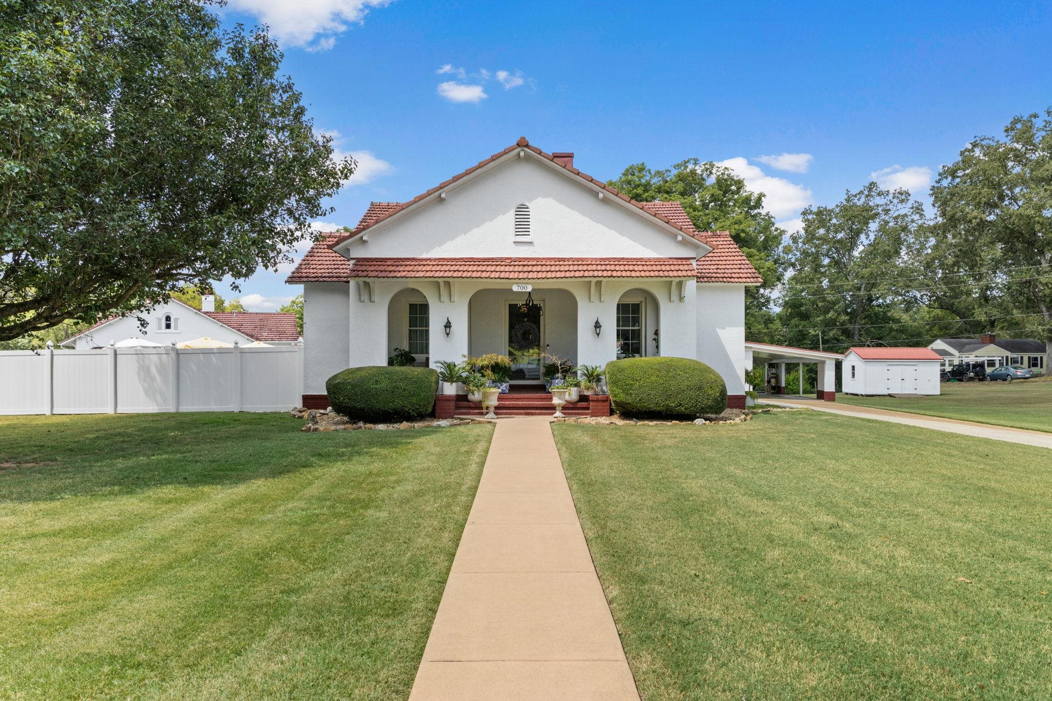 700 Wilson Dam Cir, Sheffield, AL 35660 — photo 2