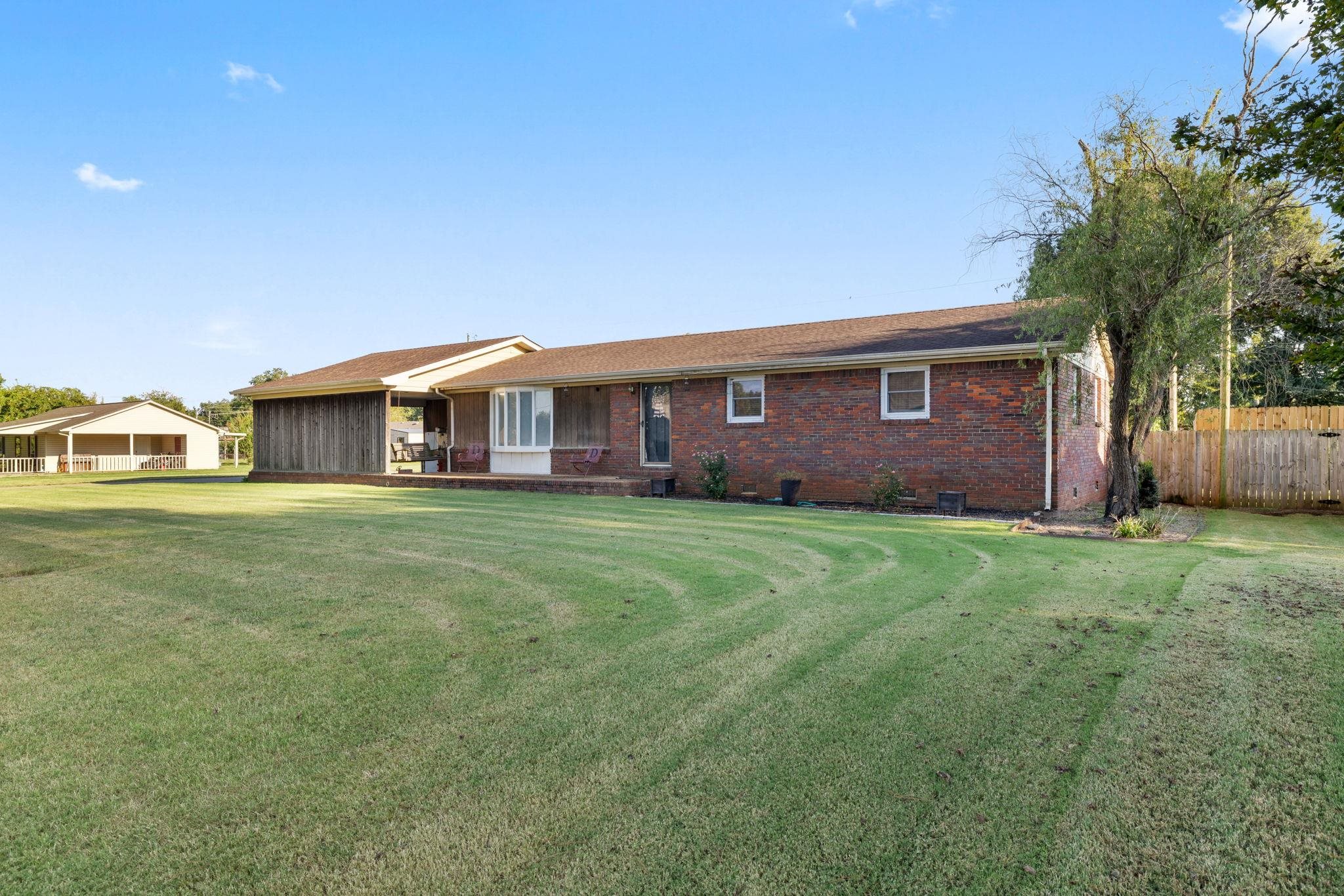 1010 Grand Ave, Muscle Shoals, AL 35661 — photo 2