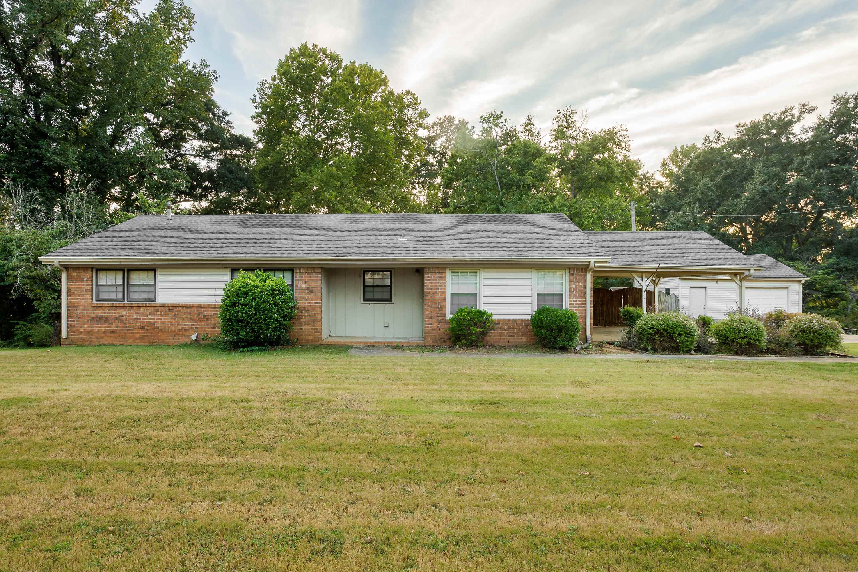 1524 Woodmont Dr, Tuscumbia, AL 35674 — photo 1