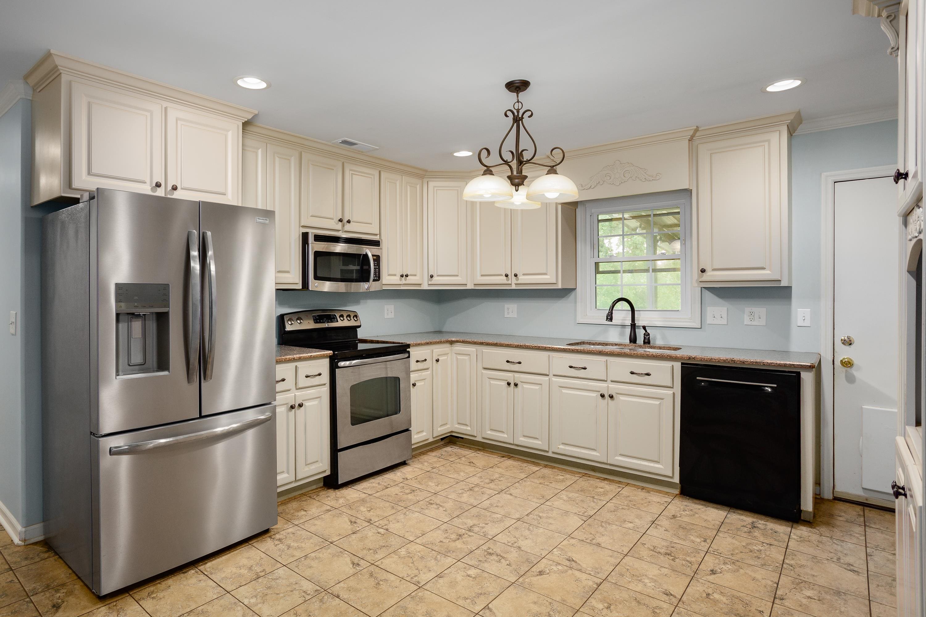 1524 Woodmont Dr, Tuscumbia, AL 35674 — photo 7