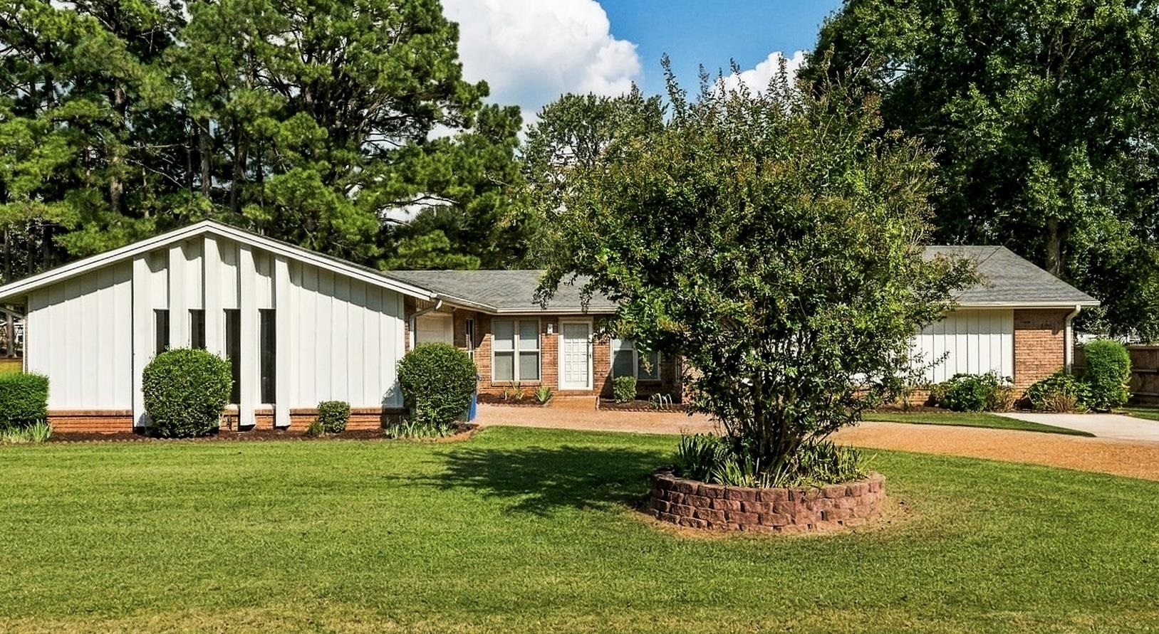 118 W Oak Hill Dr, Florence, AL 35633 — photo 1