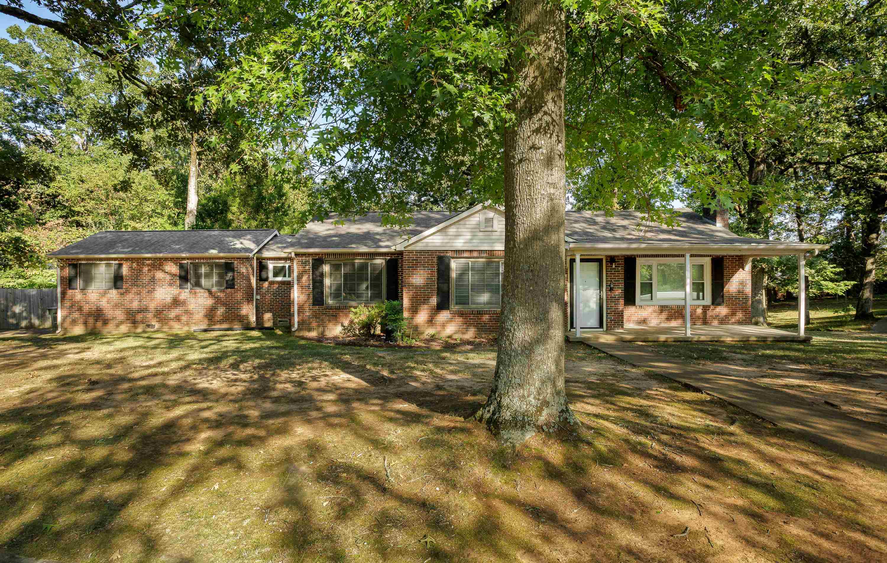 1002 Dixie Ave, Florence, AL 35630 — photo 1