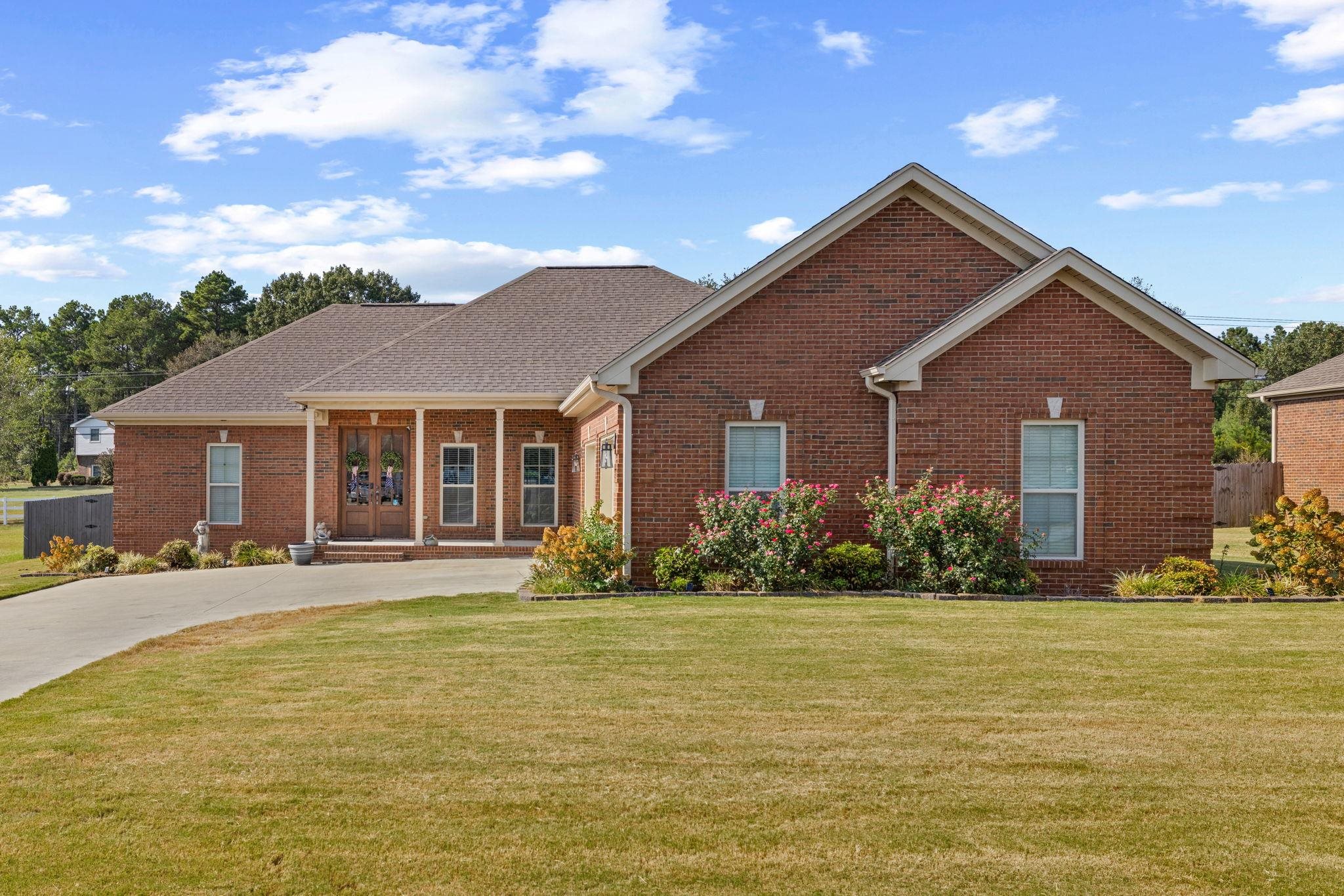 223 Oldenburg Dr, Killen, AL 35645 — photo 1