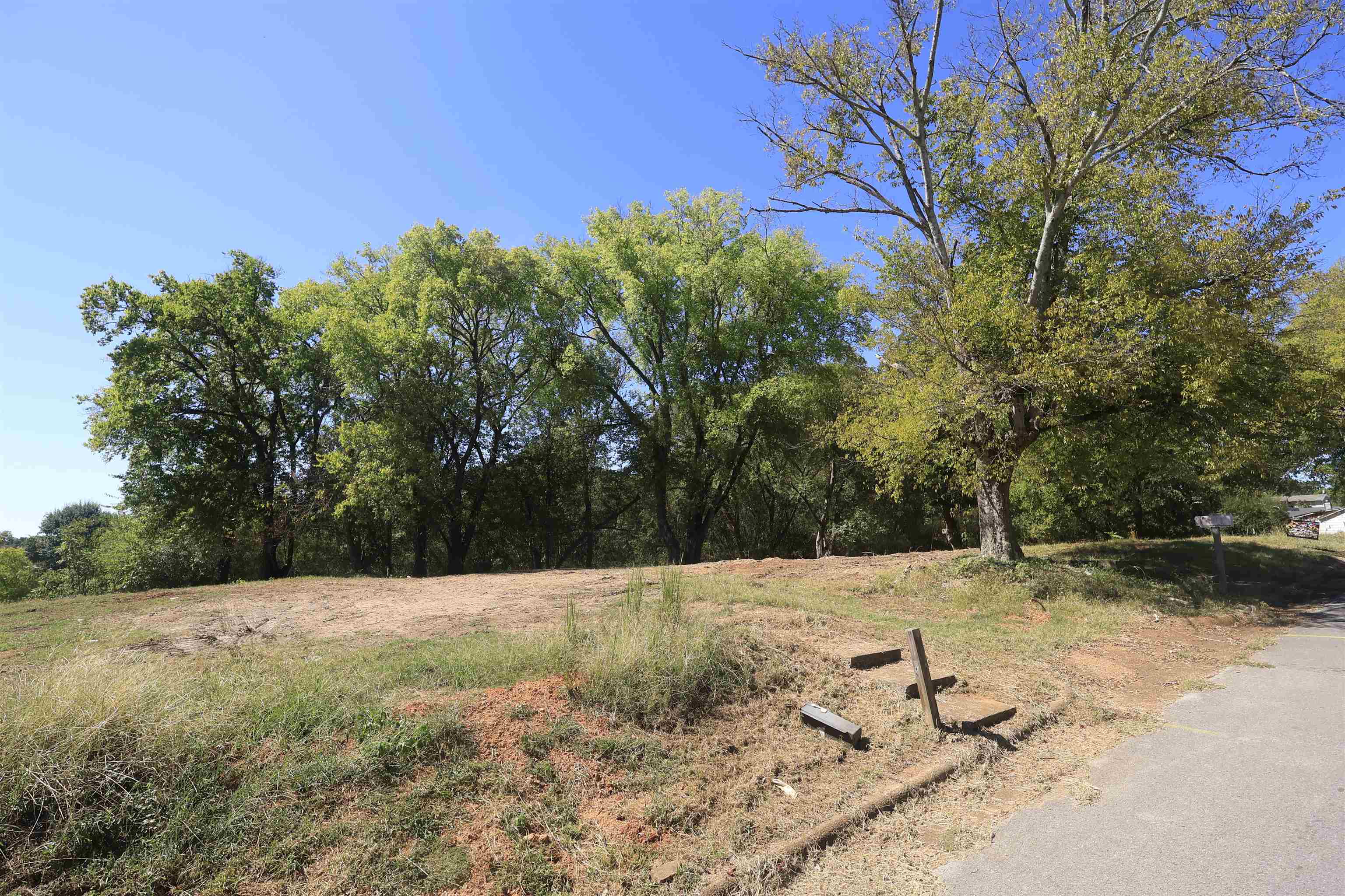 325 Cherokee St, Florence, AL 35630 — photo 4