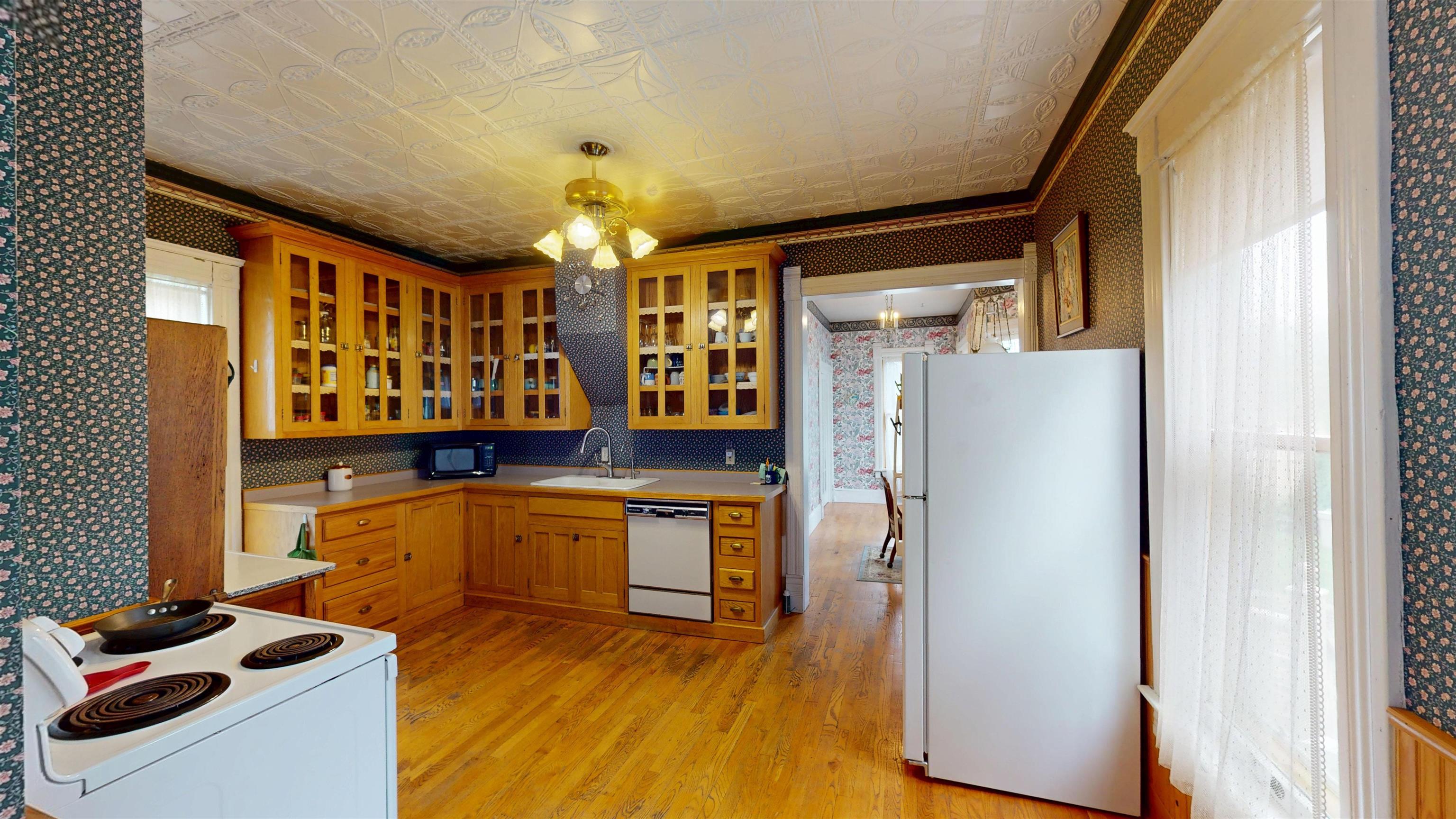 201 S VINE AVENUE, Marshfield, Wisconsin 54449, 5 Bedrooms Bedrooms, ,2 BathroomsBathrooms,Residential,For Sale,201 S VINE AVENUE,22500928