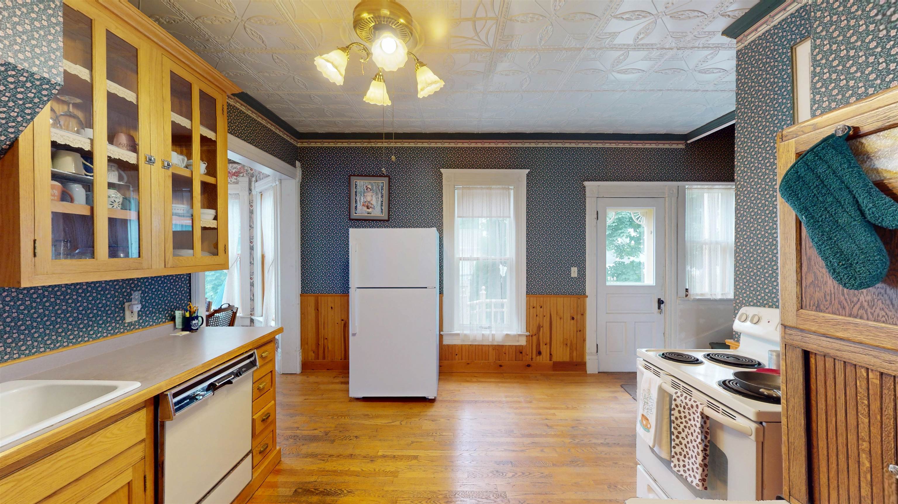 201 S VINE AVENUE, Marshfield, Wisconsin 54449, 5 Bedrooms Bedrooms, ,2 BathroomsBathrooms,Residential,For Sale,201 S VINE AVENUE,22500928