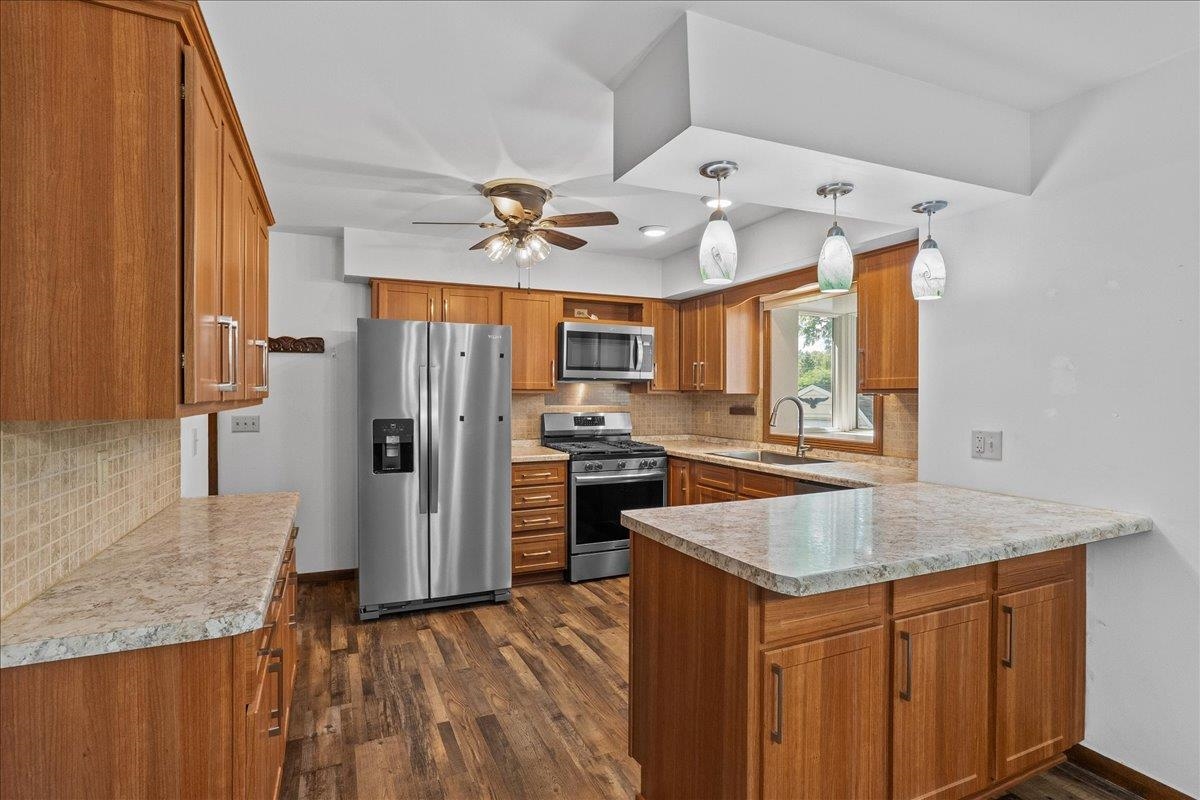 2706 S MAYWOOD AVENUE, Marshfield, Wisconsin 54449-5648, 3 Bedrooms Bedrooms, ,1 BathroomBathrooms,Residential,For Sale,2706 S MAYWOOD AVENUE,22504114