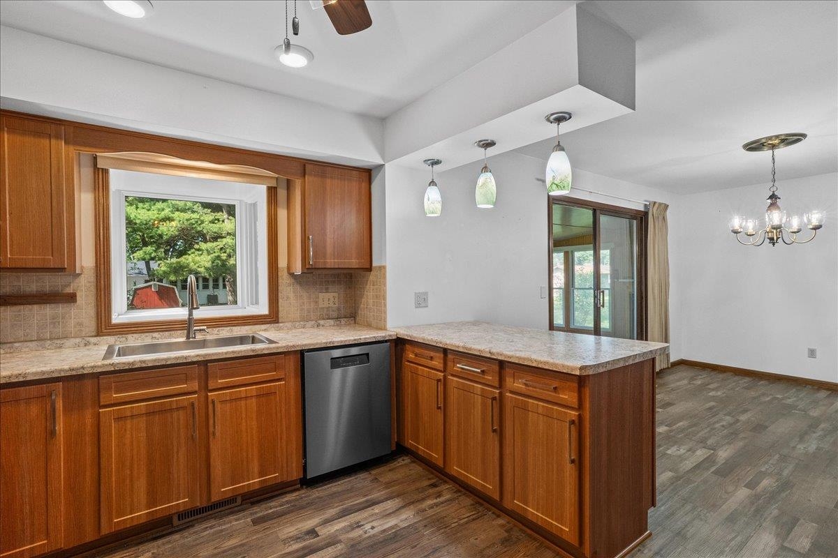 2706 S MAYWOOD AVENUE, Marshfield, Wisconsin 54449-5648, 3 Bedrooms Bedrooms, ,1 BathroomBathrooms,Residential,For Sale,2706 S MAYWOOD AVENUE,22504114