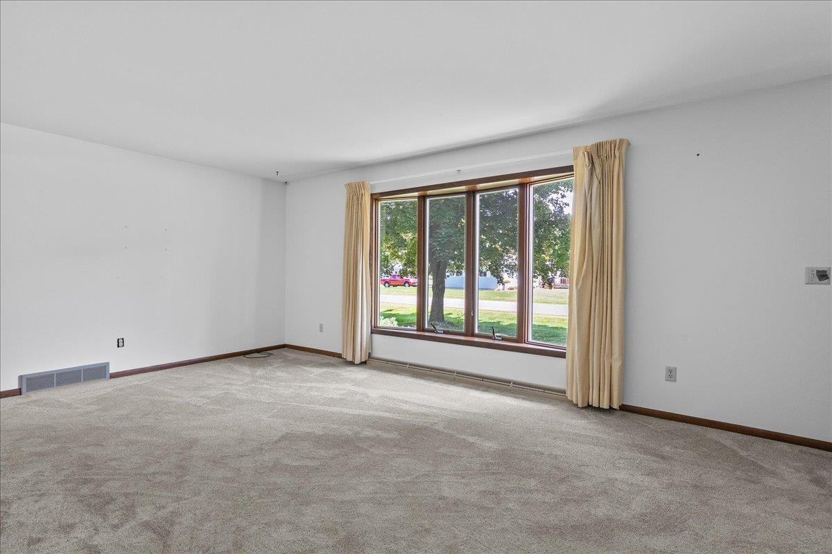 2706 S MAYWOOD AVENUE, Marshfield, Wisconsin 54449-5648, 3 Bedrooms Bedrooms, ,1 BathroomBathrooms,Residential,For Sale,2706 S MAYWOOD AVENUE,22504114