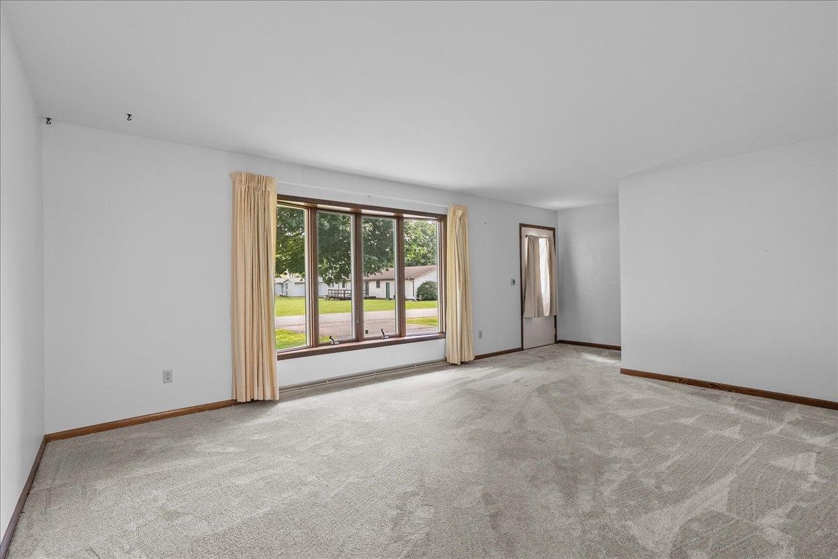 2706 S MAYWOOD AVENUE, Marshfield, Wisconsin 54449-5648, 3 Bedrooms Bedrooms, ,1 BathroomBathrooms,Residential,For Sale,2706 S MAYWOOD AVENUE,22504114