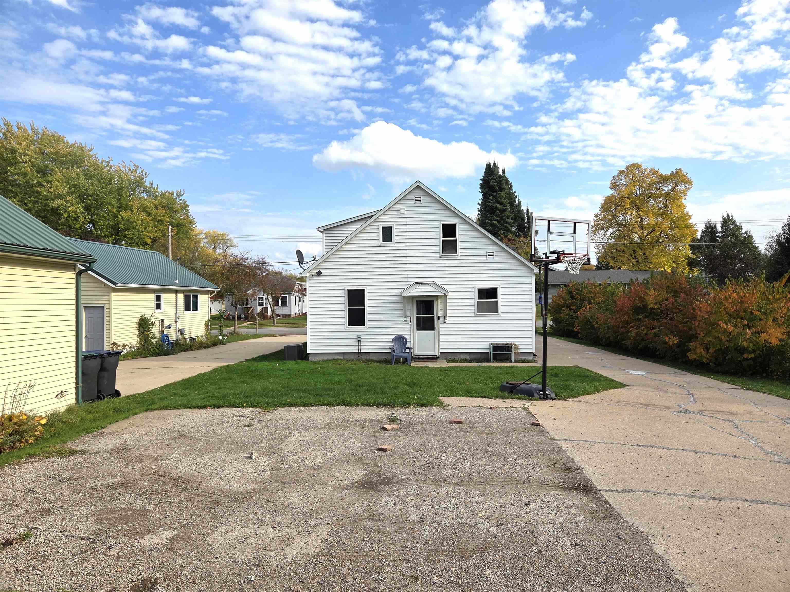 604 N CHESTNUT AVENUE, Marshfield, Wisconsin 54449, 4 Bedrooms Bedrooms, ,2 BathroomsBathrooms,Residential,For Sale,604 N CHESTNUT AVENUE,22505028