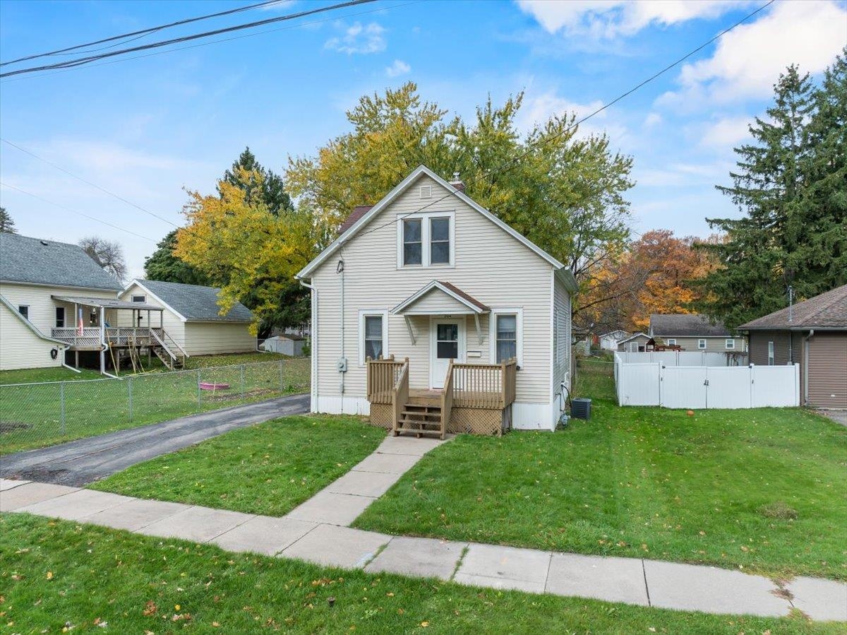 204 N HINMAN AVENUE, Marshfield, Wisconsin 54449, 3 Bedrooms Bedrooms, ,2 BathroomsBathrooms,Residential,For Sale,204 N HINMAN AVENUE,22505142