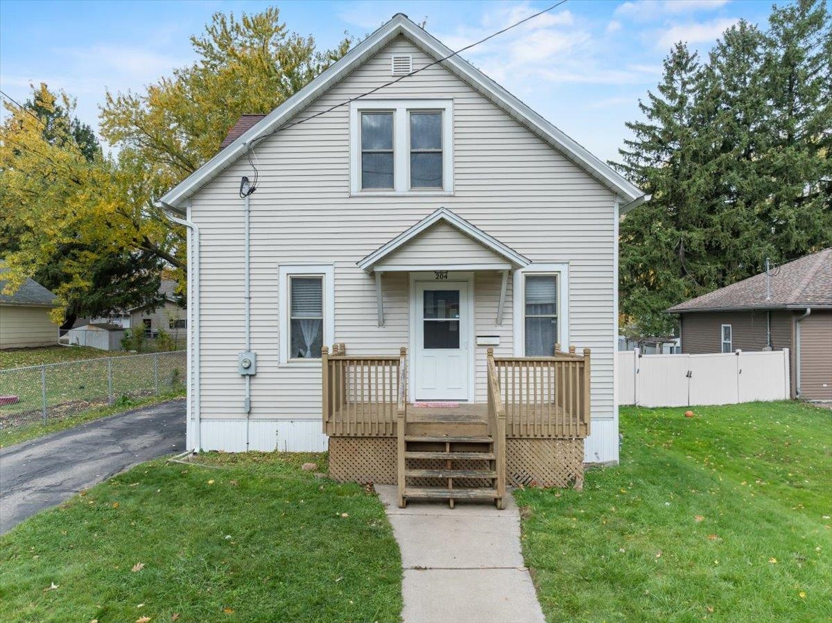 204 N HINMAN AVENUE, Marshfield, Wisconsin 54449, 3 Bedrooms Bedrooms, ,2 BathroomsBathrooms,Residential,For Sale,204 N HINMAN AVENUE,22505142