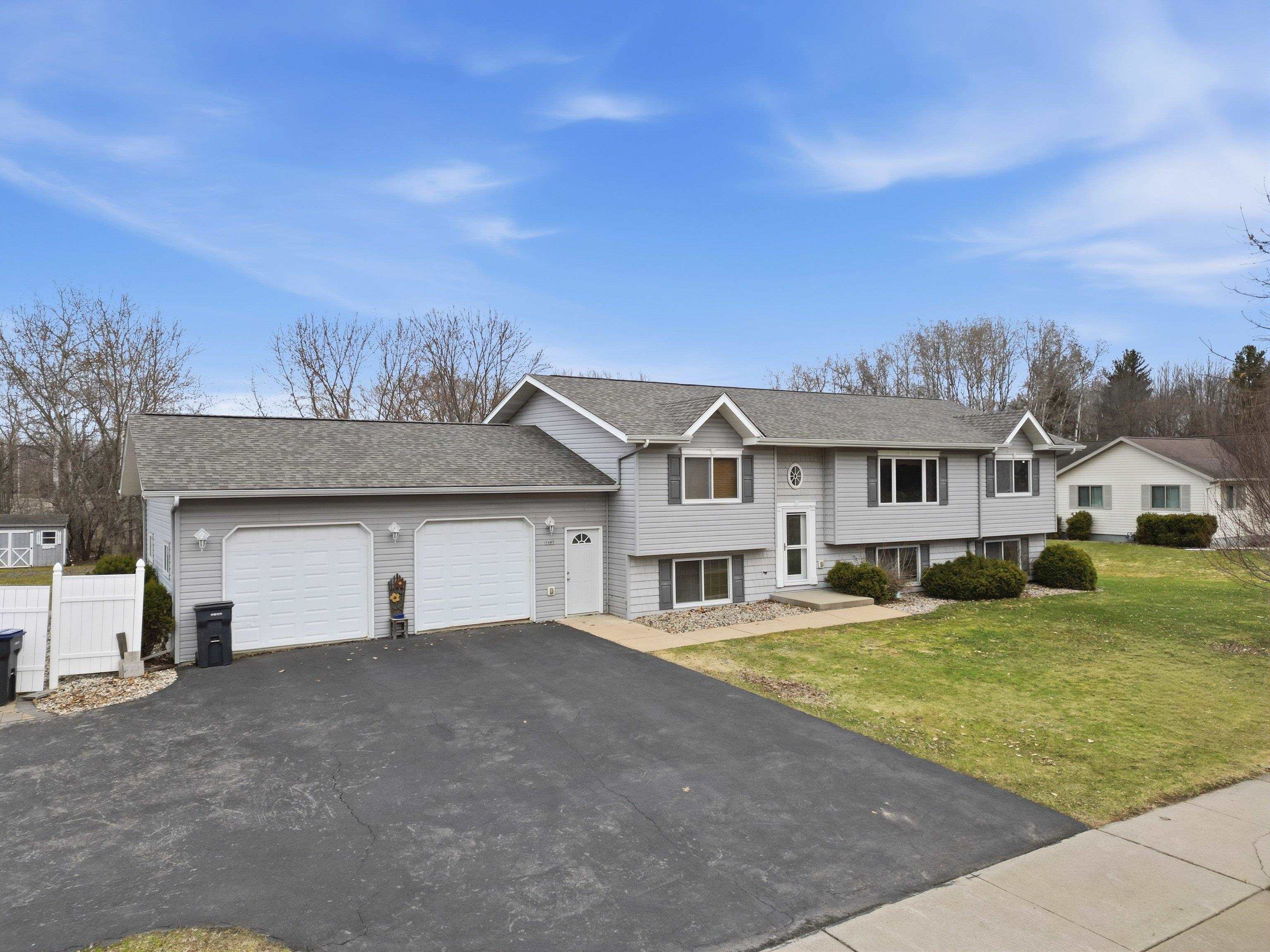 1407 S WASHINGTON AVENUE, Marshfield, Wisconsin 54449, 4 Bedrooms Bedrooms, ,3 BathroomsBathrooms,Residential,For Sale,1407 S WASHINGTON AVENUE,22505537