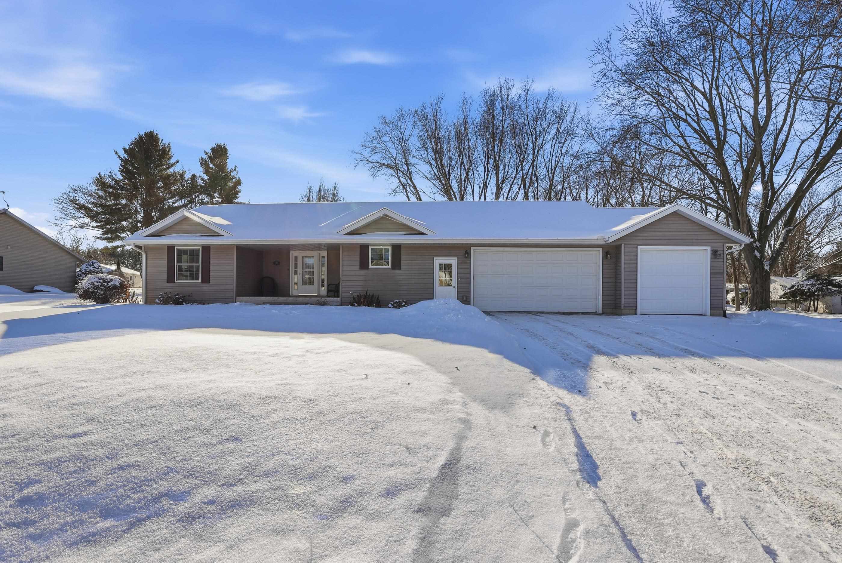 1610 E CLEVELAND STREET, Marshfield, Wisconsin 54449, 4 Bedrooms Bedrooms, ,3 BathroomsBathrooms,Residential,For Sale,1610 E CLEVELAND STREET,22600062