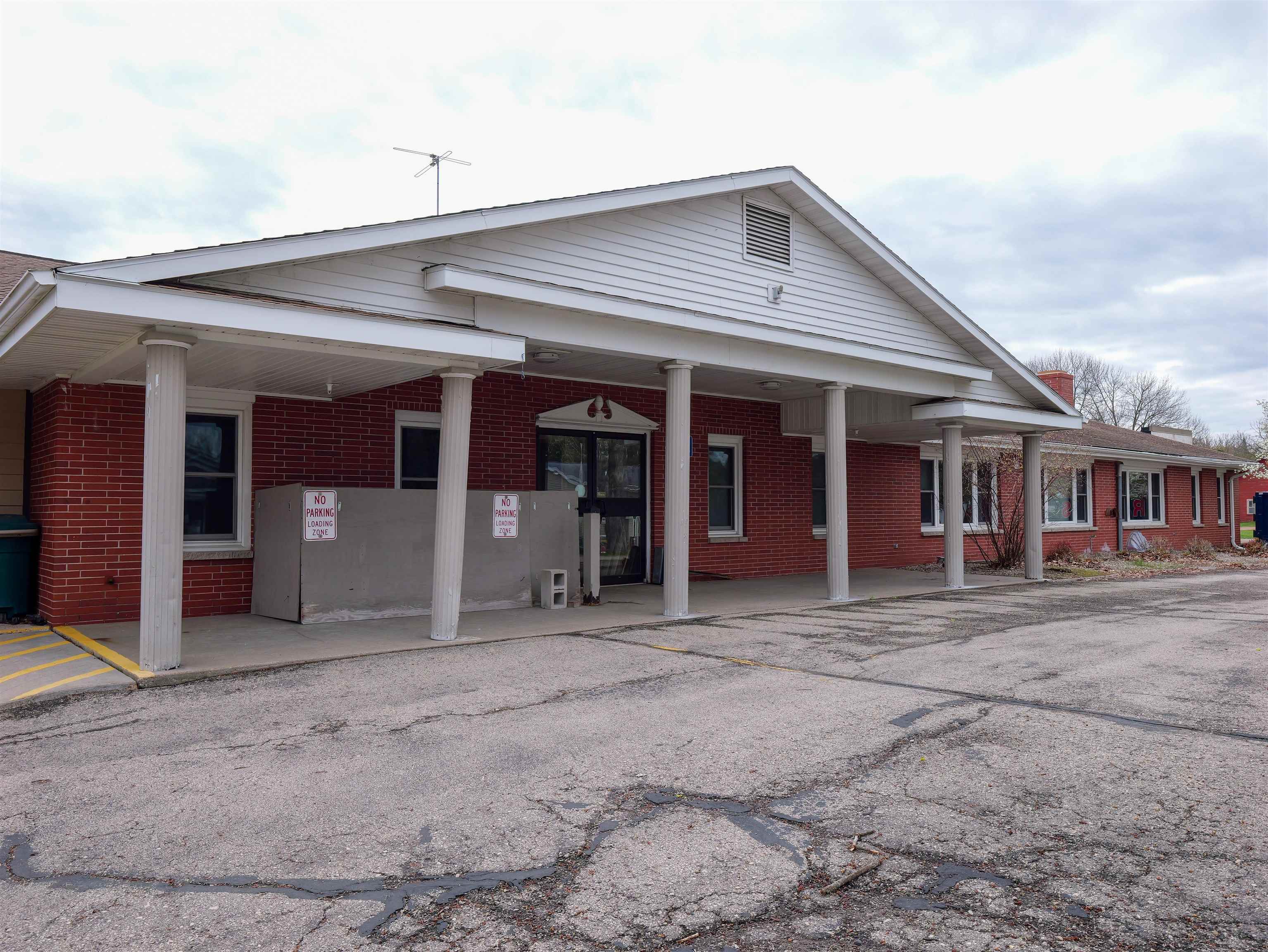 165 S CHET KRAUSE DRIVE, Iola, Wisconsin 54945, 1 Bedroom Bedrooms, 4 Rooms Rooms,1 BathroomBathrooms,Multi-family,For Sale,165 S CHET KRAUSE DRIVE,22600132