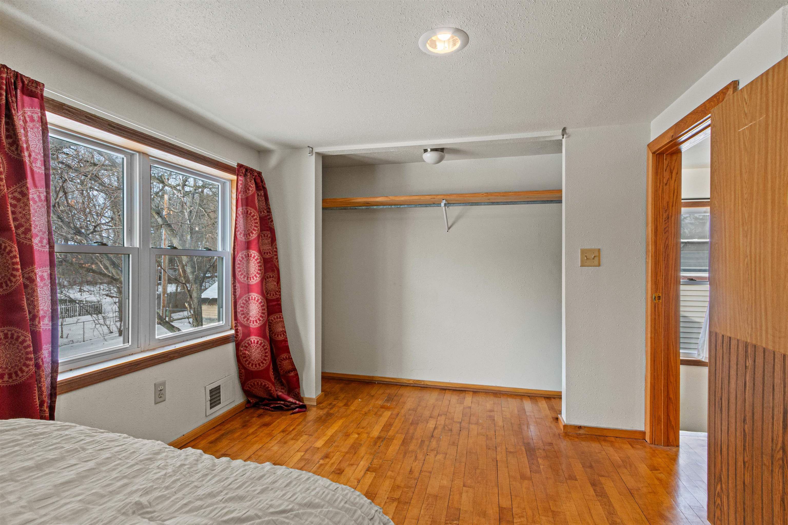 990 2ND AVENUE SOUTH, Wisconsin Rapids, Wisconsin 54495, 3 Bedrooms Bedrooms, ,2 BathroomsBathrooms,Residential,For Sale,990 2ND AVENUE SOUTH,22600355