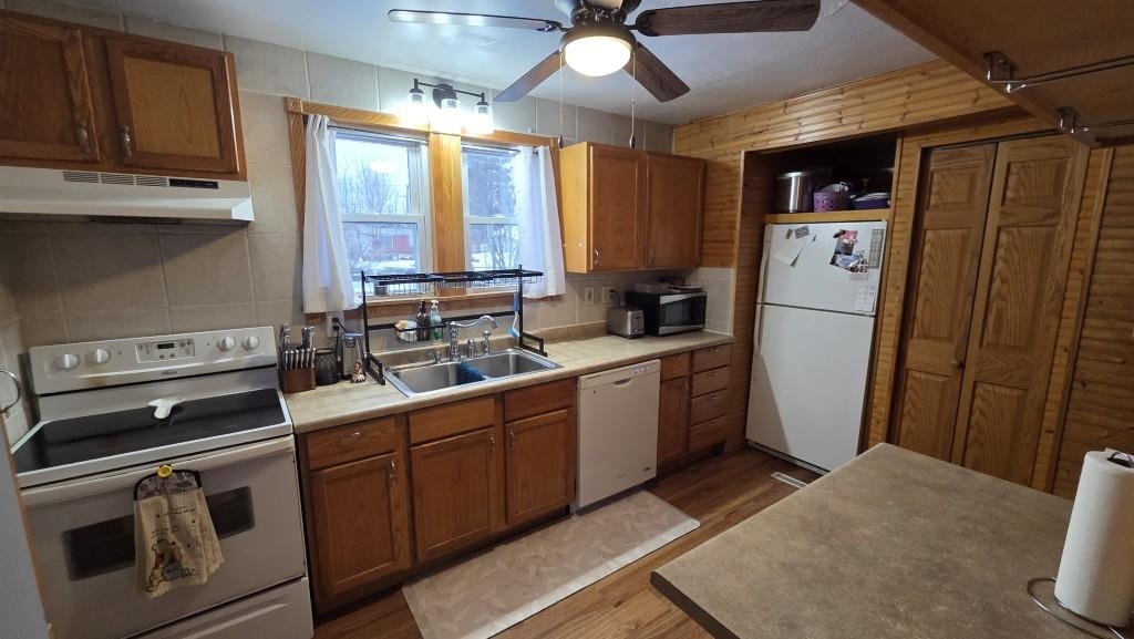 821 S 9TH AVENUE, Wausau, Wisconsin 54401, 3 Bedrooms Bedrooms, ,1 BathroomBathrooms,Residential,For Sale,821 S 9TH AVENUE,22600453