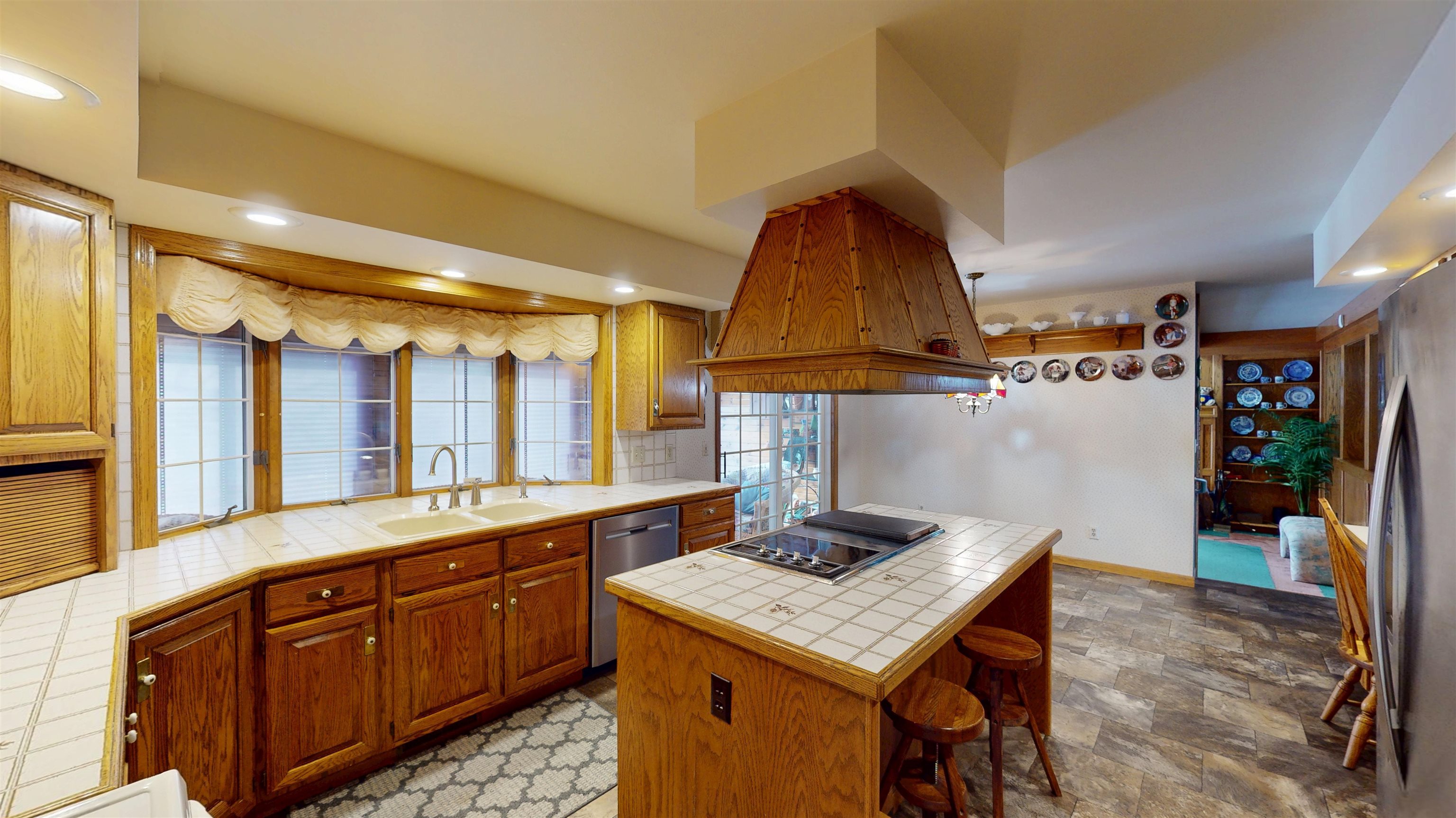 1002 W BLODGETT STREET, Marshfield, Wisconsin 54449, 4 Bedrooms Bedrooms, ,3 BathroomsBathrooms,Residential,For Sale,1002 W BLODGETT STREET,22600499