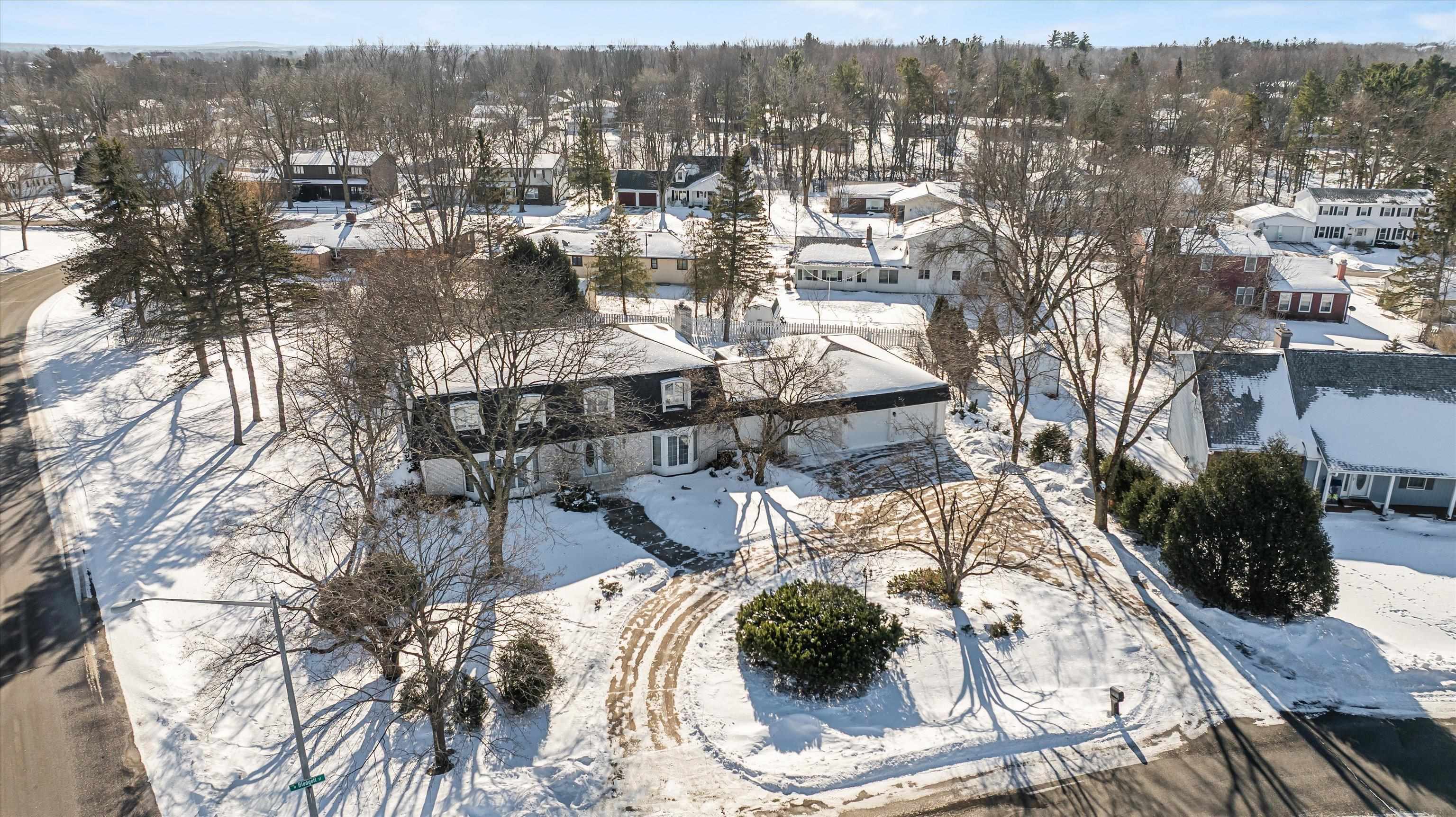 1002 W BLODGETT STREET, Marshfield, Wisconsin 54449, 4 Bedrooms Bedrooms, ,3 BathroomsBathrooms,Residential,For Sale,1002 W BLODGETT STREET,22600499