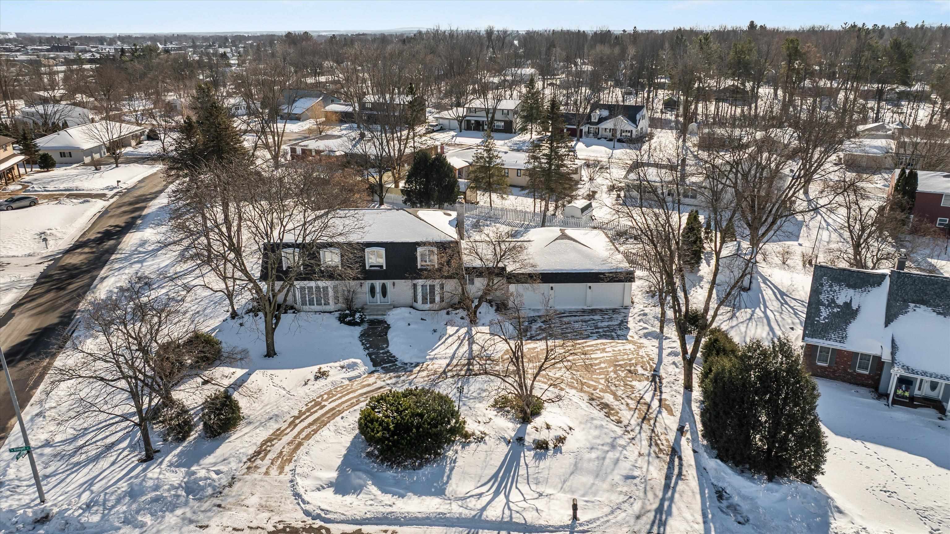 1002 W BLODGETT STREET, Marshfield, Wisconsin 54449, 4 Bedrooms Bedrooms, ,3 BathroomsBathrooms,Residential,For Sale,1002 W BLODGETT STREET,22600499