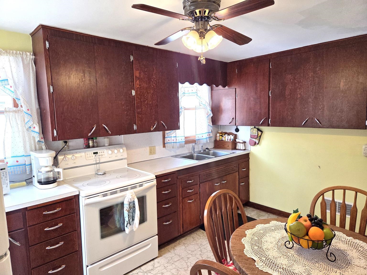 506 S ASH AVENUE, Marshfield, Wisconsin 54449, 1 Bedroom Bedrooms, ,1 BathroomBathrooms,Residential,For Sale,506 S ASH AVENUE,22600605