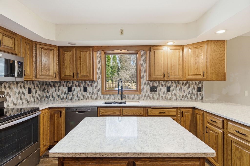 1307 N WOOD AVENUE, Marshfield, Wisconsin 54449, 5 Bedrooms Bedrooms, ,4 BathroomsBathrooms,Residential,For Sale,1307 N WOOD AVENUE,22600612