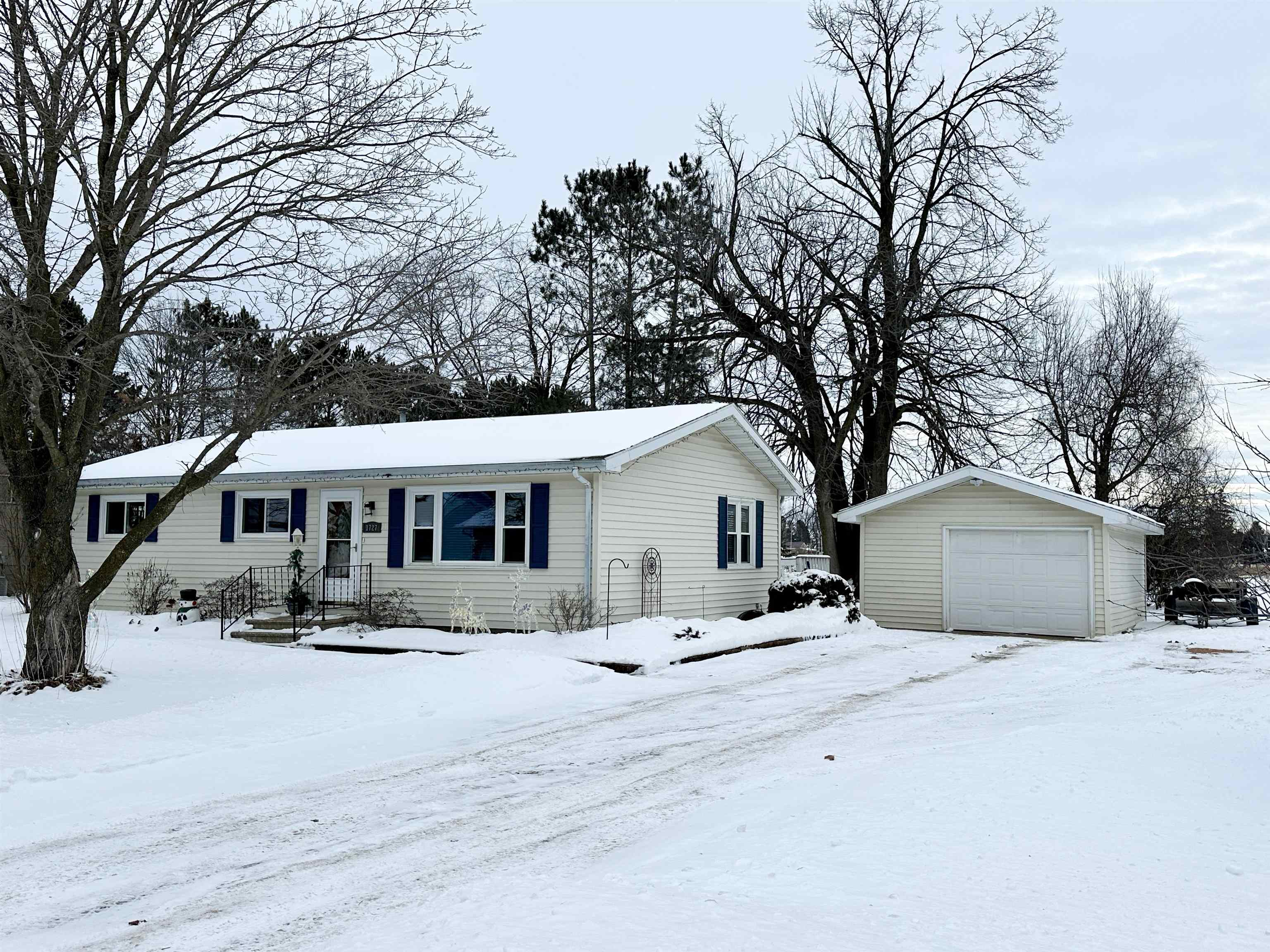 1727 N SUPERIOR STREET, Antigo, Wisconsin 54409, 3 Bedrooms Bedrooms, ,2 BathroomsBathrooms,Residential,For Sale,1727 N SUPERIOR STREET,22600716