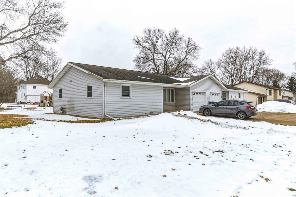 1814 E EMERALD STREET, Marshfield, Wisconsin 54449, 2 Bedrooms Bedrooms, 5 Rooms Rooms,1 BathroomBathrooms,Multi-family,For Sale,1814 E EMERALD STREET,22600823