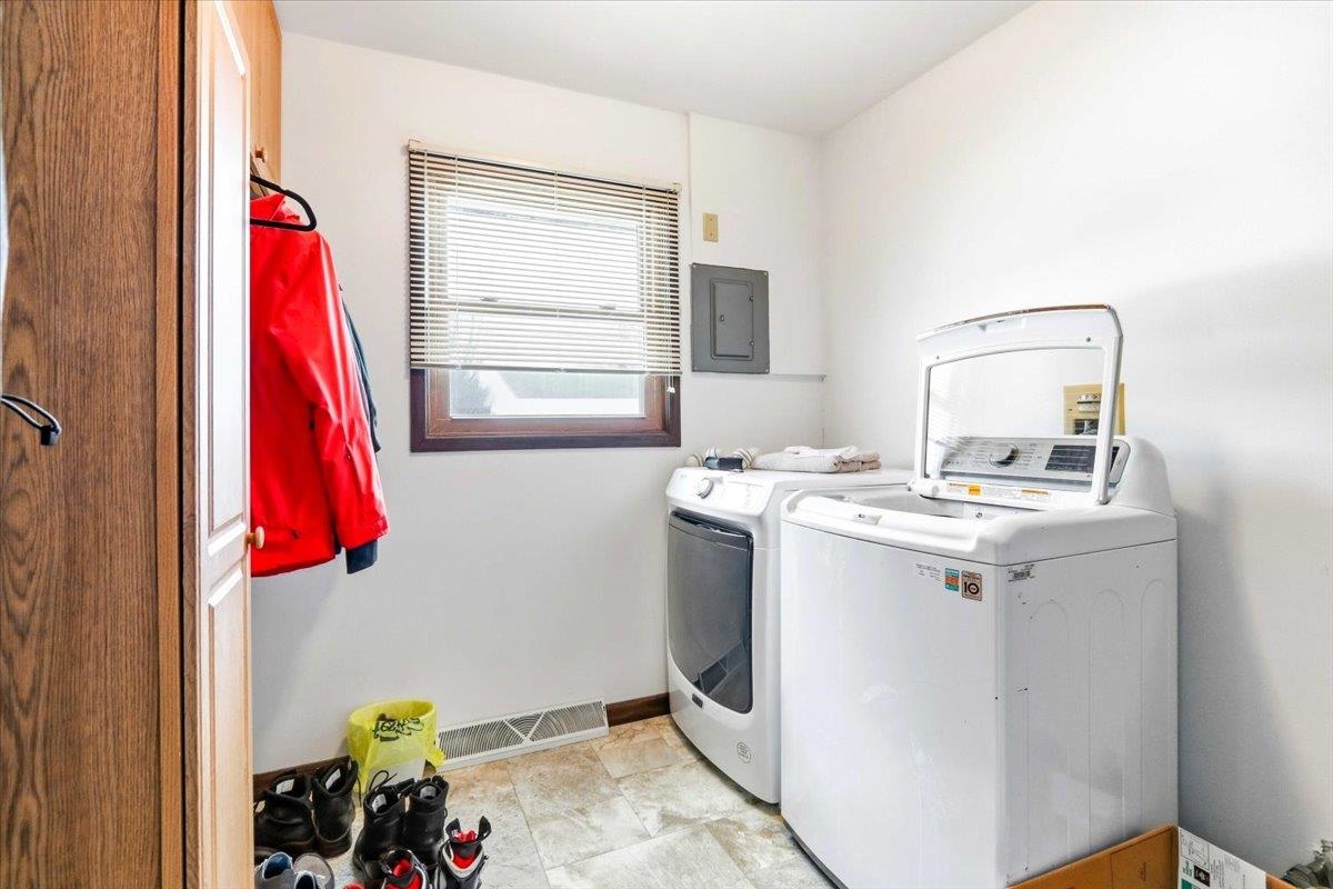 1814 E EMERALD STREET, Marshfield, Wisconsin 54449, 2 Bedrooms Bedrooms, 5 Rooms Rooms,1 BathroomBathrooms,Multi-family,For Sale,1814 E EMERALD STREET,22600823