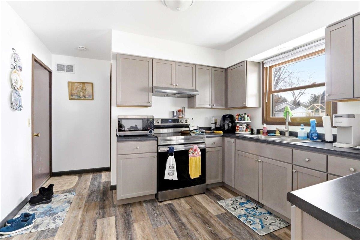 1814 E EMERALD STREET, Marshfield, Wisconsin 54449, 2 Bedrooms Bedrooms, 5 Rooms Rooms,1 BathroomBathrooms,Multi-family,For Sale,1814 E EMERALD STREET,22600823