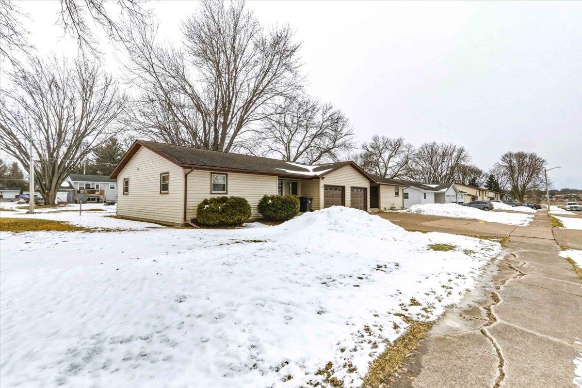 1820 E EMERALD STREET, Marshfield, Wisconsin 54449, 2 Bedrooms Bedrooms, 5 Rooms Rooms,1 BathroomBathrooms,Multi-family,For Sale,1820 E EMERALD STREET,22600824