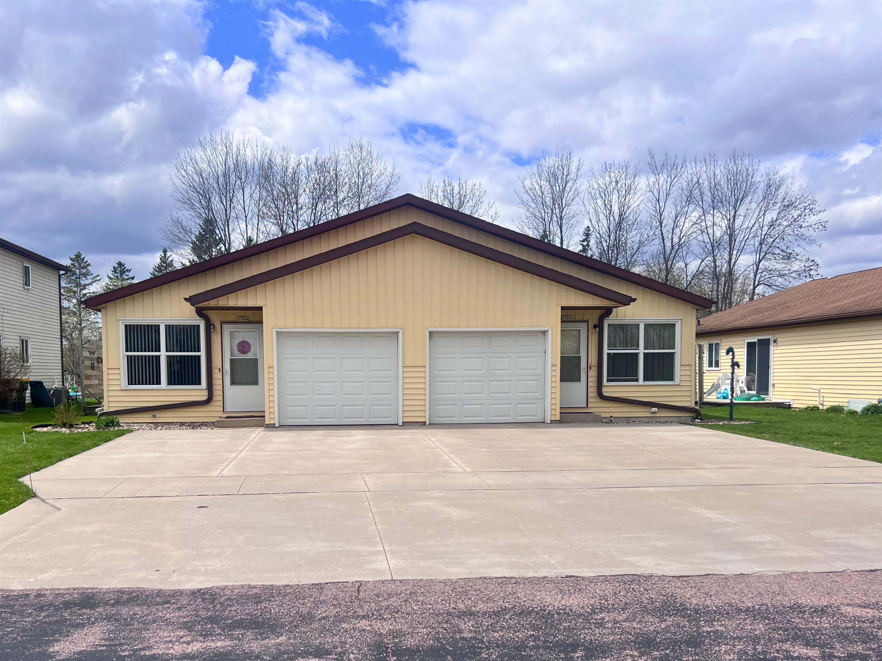 1304-1304a N HUME AVENUE, Marshfield, Wisconsin 54449, 2 Bedrooms Bedrooms, 5 Rooms Rooms,2 BathroomsBathrooms,Multi-family,For Sale,1304-1304a N HUME AVENUE,22600866