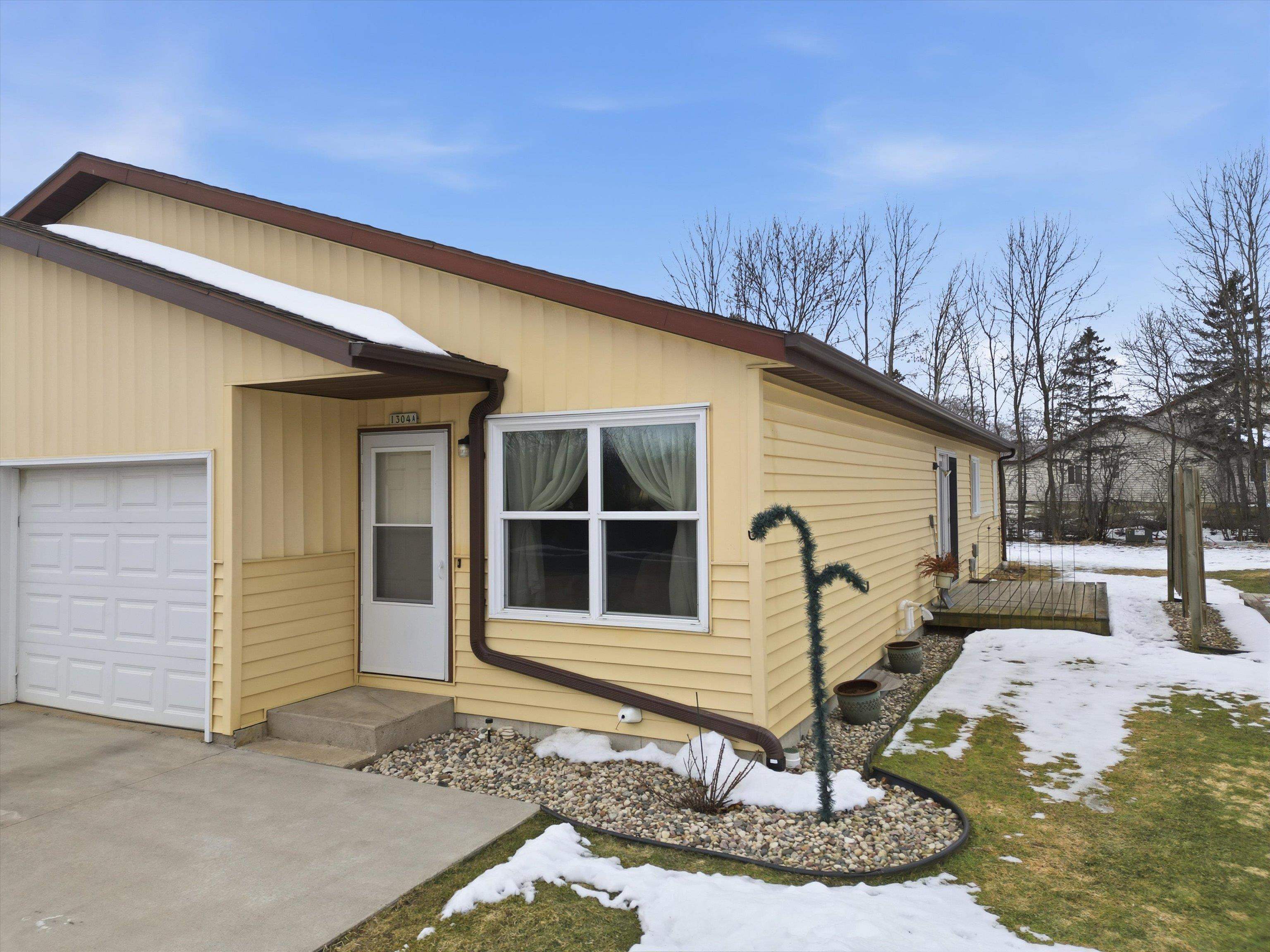 1304-1304a N HUME AVENUE, Marshfield, Wisconsin 54449, 2 Bedrooms Bedrooms, 5 Rooms Rooms,2 BathroomsBathrooms,Multi-family,For Sale,1304-1304a N HUME AVENUE,22600866