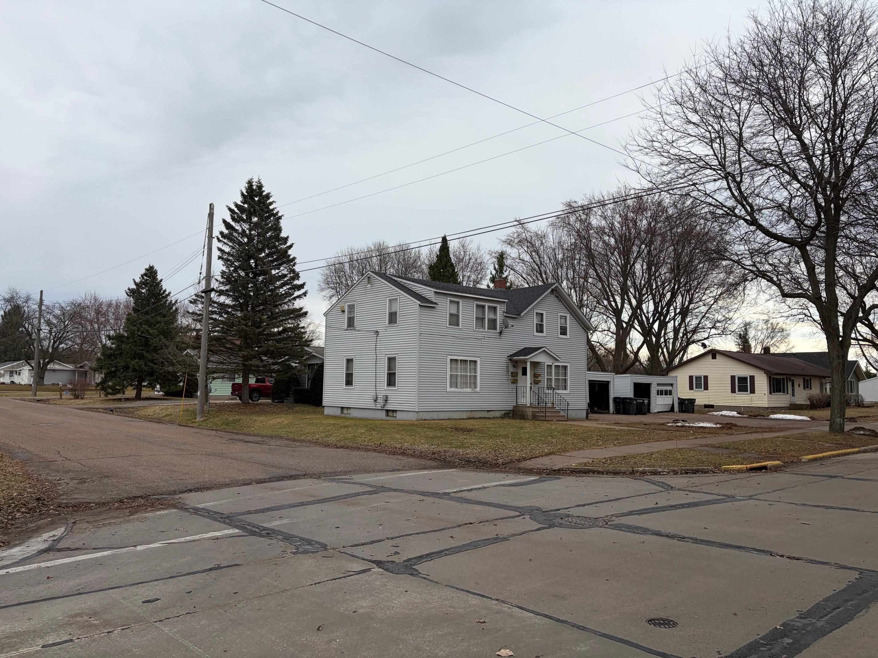 1509 S PALMETTO AVENUE, Marshfield, Wisconsin 54449, 1 Bedroom Bedrooms, 3 Rooms Rooms,1 BathroomBathrooms,Multi-family,For Sale,1509 S PALMETTO AVENUE,22600931