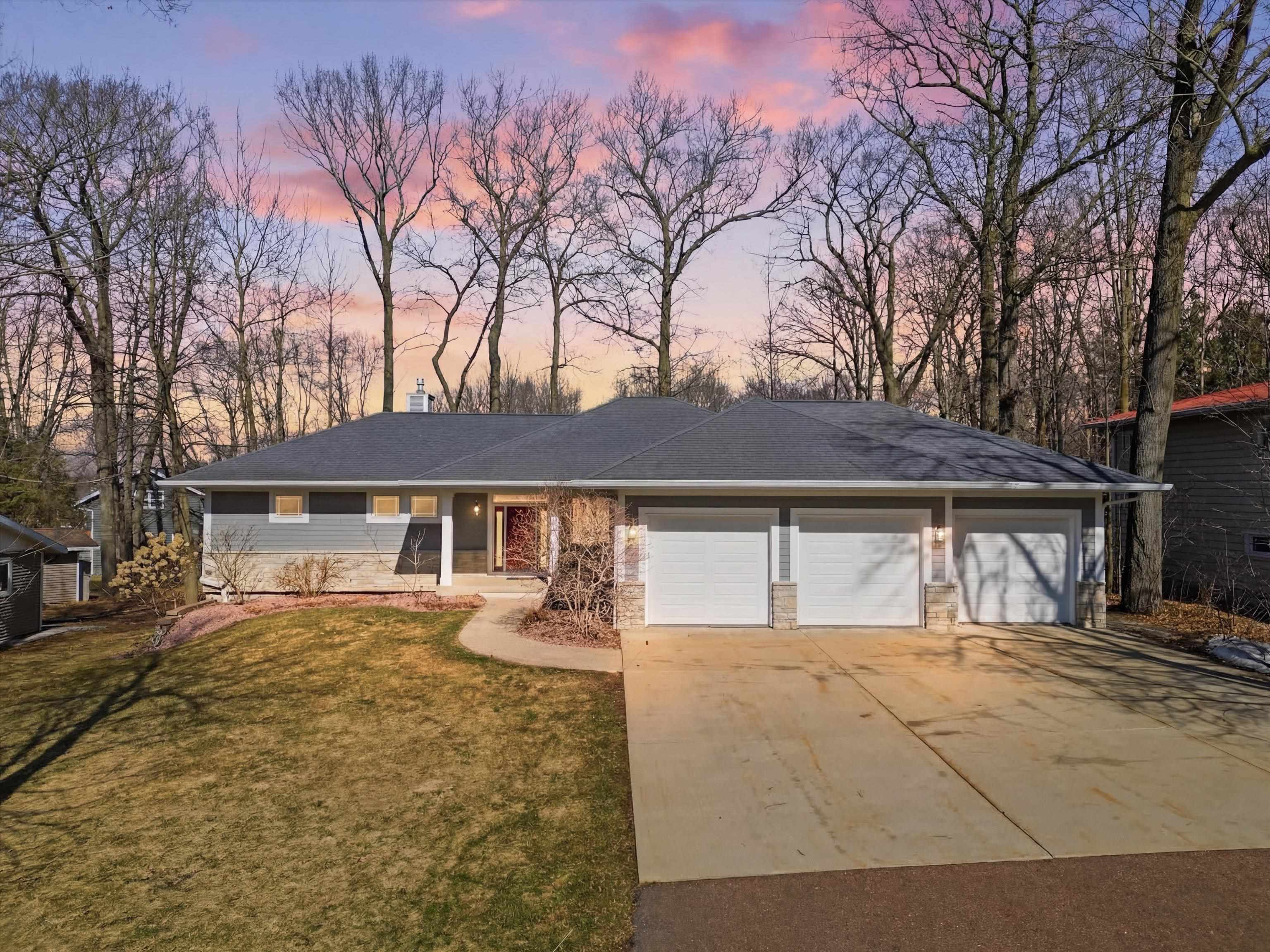 1137 W RIDGE ROAD, Marshfield, Wisconsin 54449, 4 Bedrooms Bedrooms, ,3 BathroomsBathrooms,Residential,For Sale,1137 W RIDGE ROAD,22601025